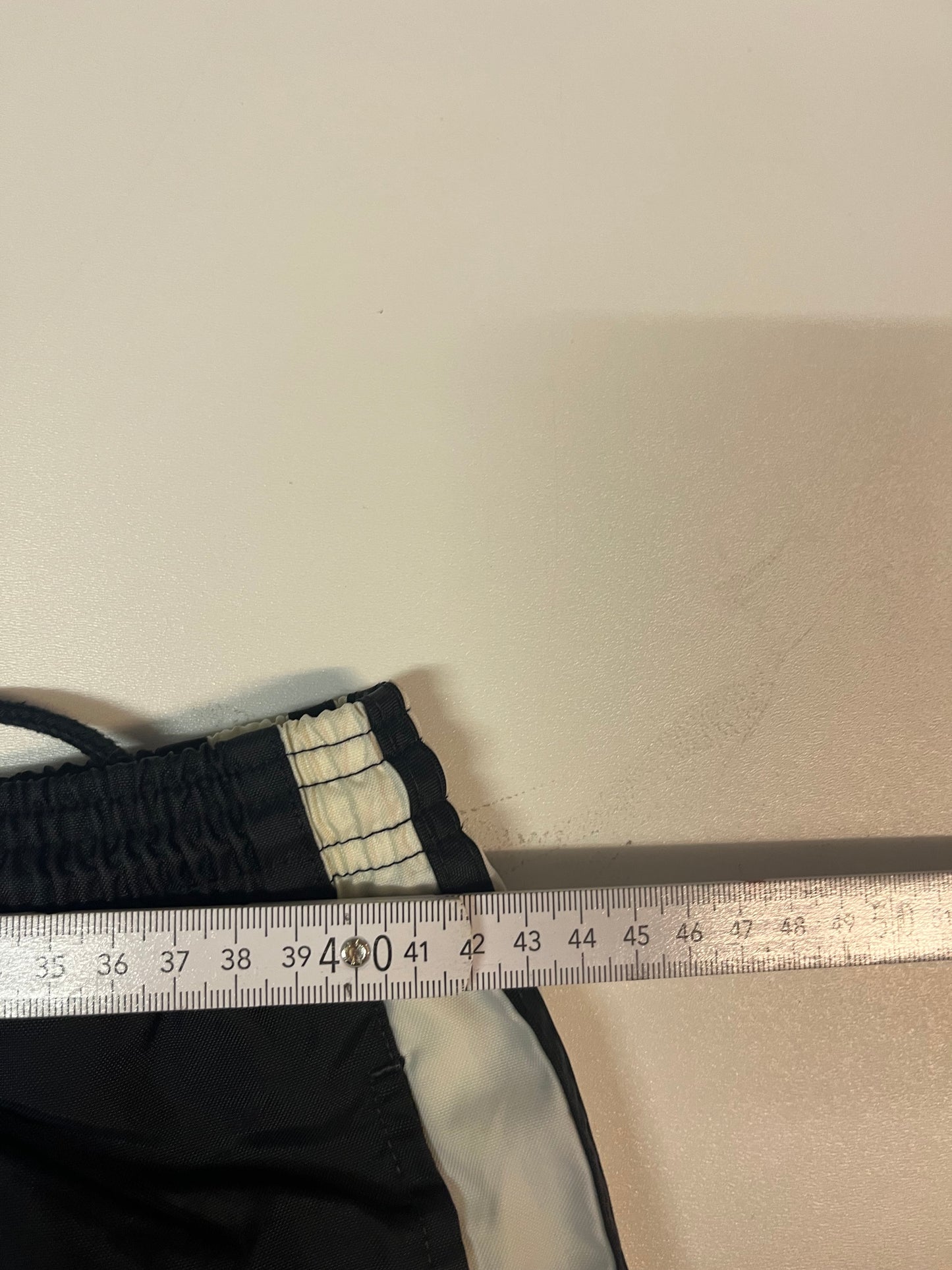 Entdecke unsere Vintage Track Pants von Nike und anderen Marken, erhältlich bei Valuxery.de - Dein Shop für trendige Vintage - Kleidung. Unsere Track Pants sind aus hochwertigen Materialien und
