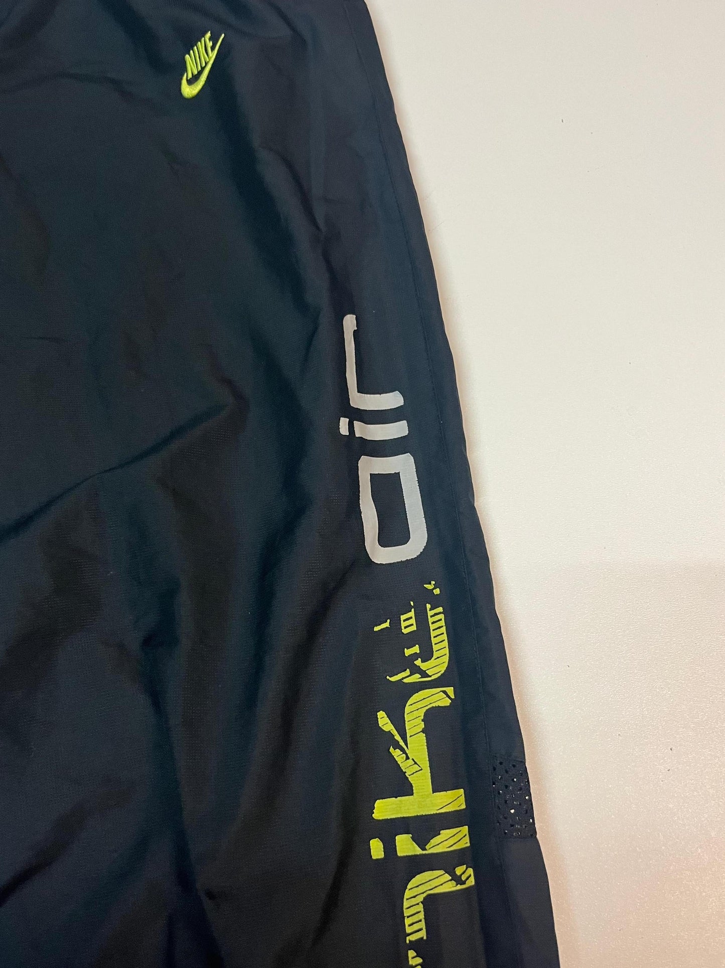 Entdecke unsere Vintage Track Pants von Nike und anderen Marken, erhältlich bei Valuxery.de - Dein Shop für trendige Vintage - Kleidung. Unsere Track Pants sind aus hochwertigen Materialien und