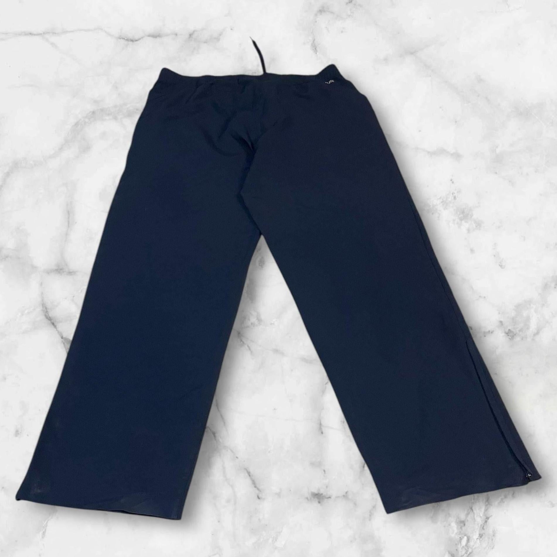 Entdecke unsere Vintage Track Pants von Nike und anderen Marken, erhältlich bei Valuxery.de - Dein Shop für trendige Vintage - Kleidung. Unsere Track Pants sind aus hochwertigen Materialien und