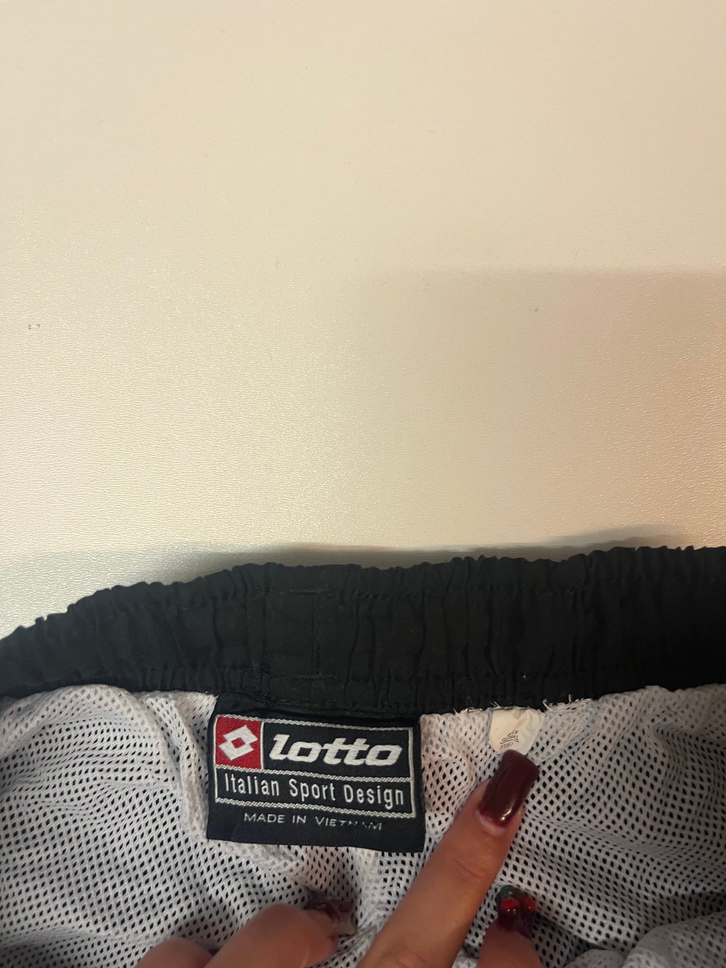 Entdecke unsere Vintage Track Pants von Nike und anderen Marken, erhältlich bei Valuxery.de - Dein Shop für trendige Vintage - Kleidung. Unsere Track Pants sind aus hochwertigen Materialien und