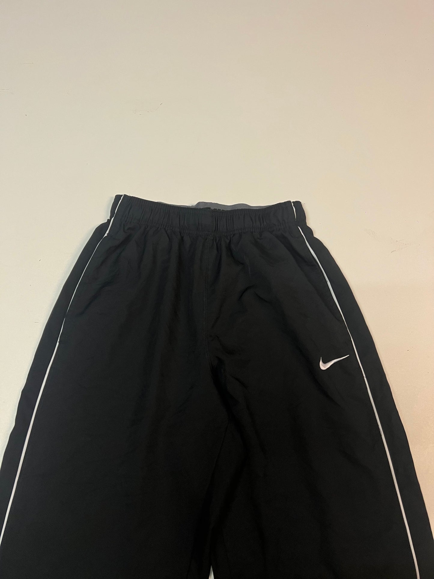 Entdecke unsere Vintage Track Pants von Nike und anderen Marken, erhältlich bei Valuxery.de - Dein Shop für trendige Vintage - Kleidung. Unsere Track Pants sind aus hochwertigen Materialien und
