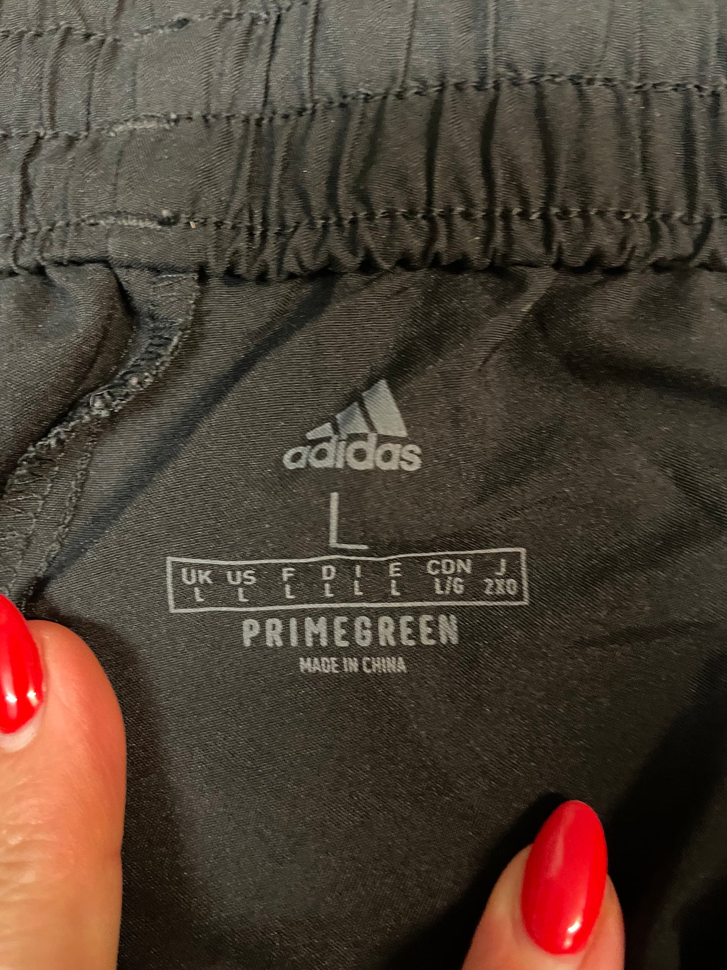 Entdecke unsere Vintage Track Pants von Nike und anderen Marken, erhältlich bei Valuxery.de - Dein Shop für trendige Vintage - Kleidung. Unsere Track Pants sind aus hochwertigen Materialien und