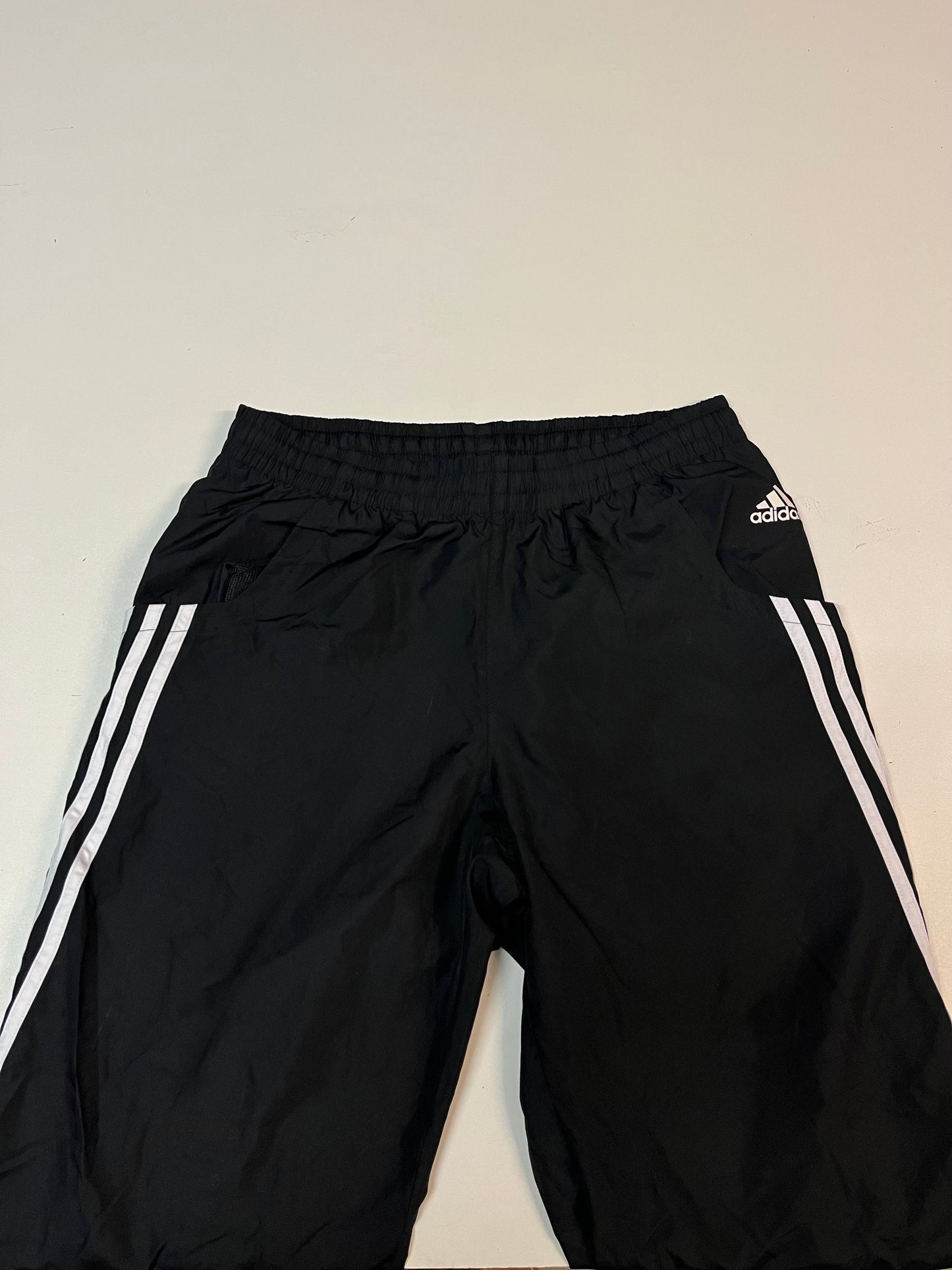 Entdecke unsere Vintage Track Pants von Nike und anderen Marken, erhältlich bei Valuxery.de - Dein Shop für trendige Vintage - Kleidung. Unsere Track Pants sind aus hochwertigen Materialien und