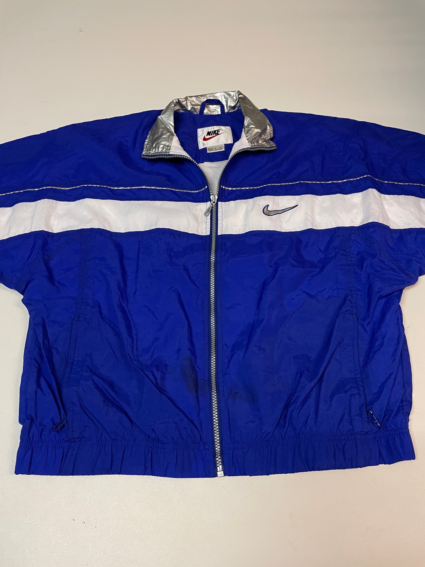 Entdecke unsere Vintage Track Pants von Nike und anderen Marken, erhältlich bei Valuxery.de - Dein Shop für trendige Vintage - Kleidung. Unsere Track Pants sind aus hochwertigen Materialien und