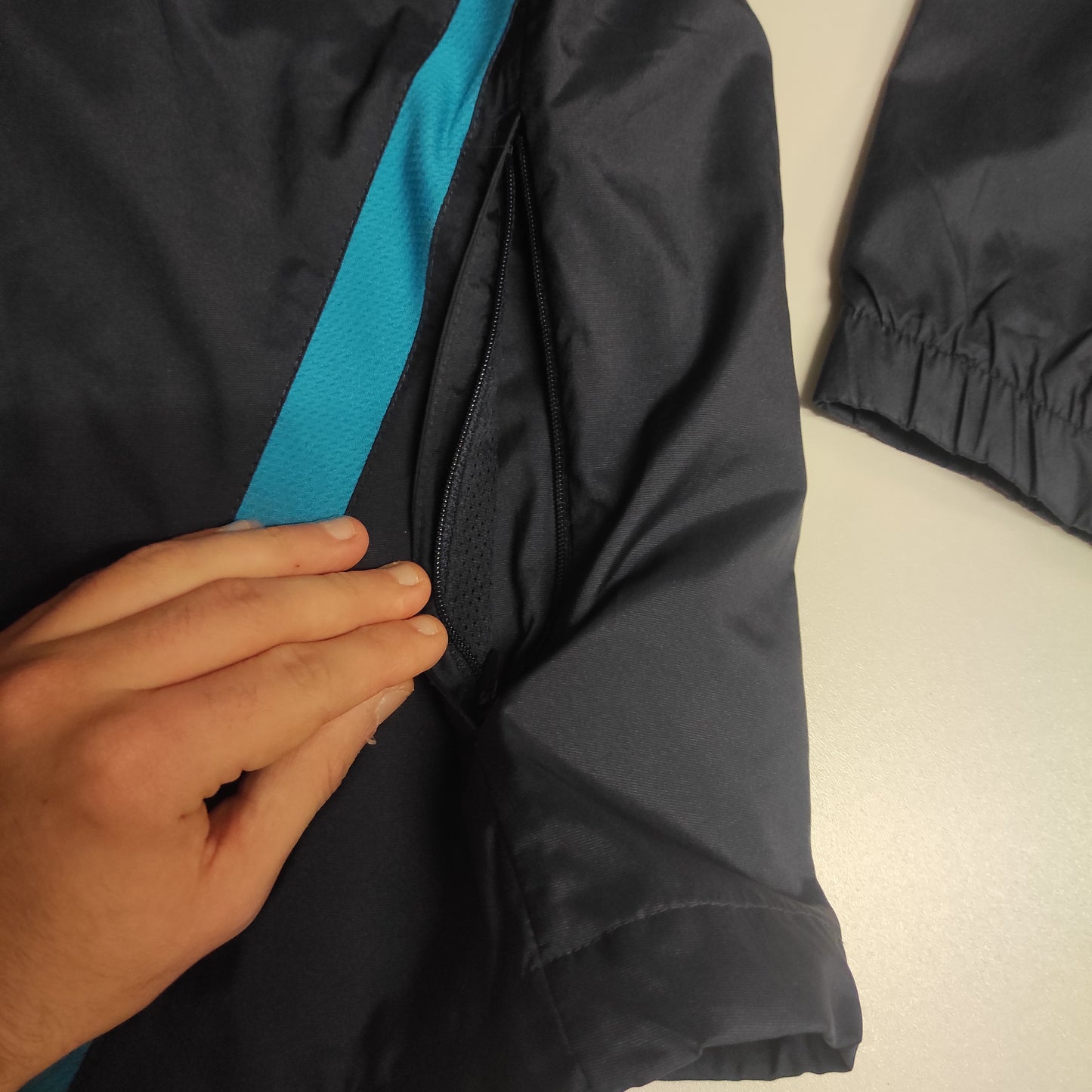 Entdecke unsere Vintage Track Pants von Nike und anderen Marken, erhältlich bei Valuxery.de - Dein Shop für trendige Vintage - Kleidung. Unsere Track Pants sind aus hochwertigen Materialien und