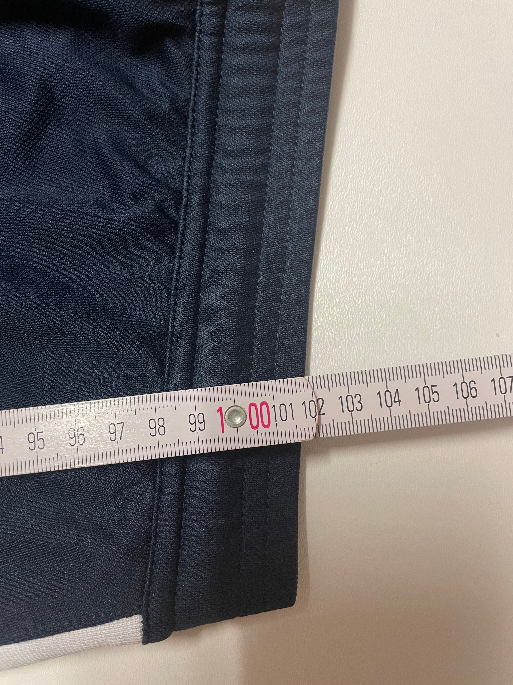 Entdecke unsere Vintage Track Pants von Nike und anderen Marken, erhältlich bei Valuxery.de - Dein Shop für trendige Vintage - Kleidung. Unsere Track Pants sind aus hochwertigen Materialien und