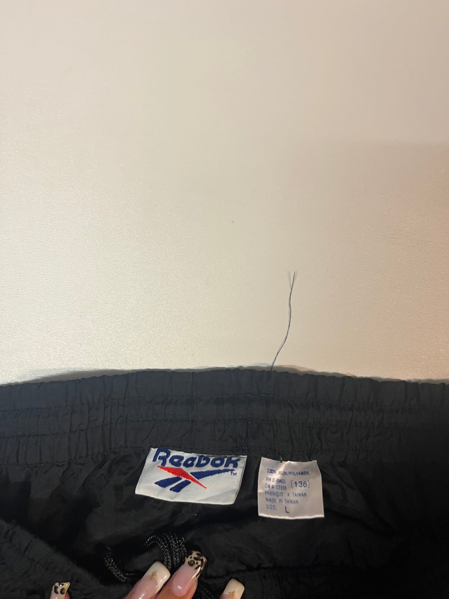Entdecke unsere Vintage Track Pants von Nike und anderen Marken, erhältlich bei Valuxery.de - Dein Shop für trendige Vintage - Kleidung. Unsere Track Pants sind aus hochwertigen Materialien und