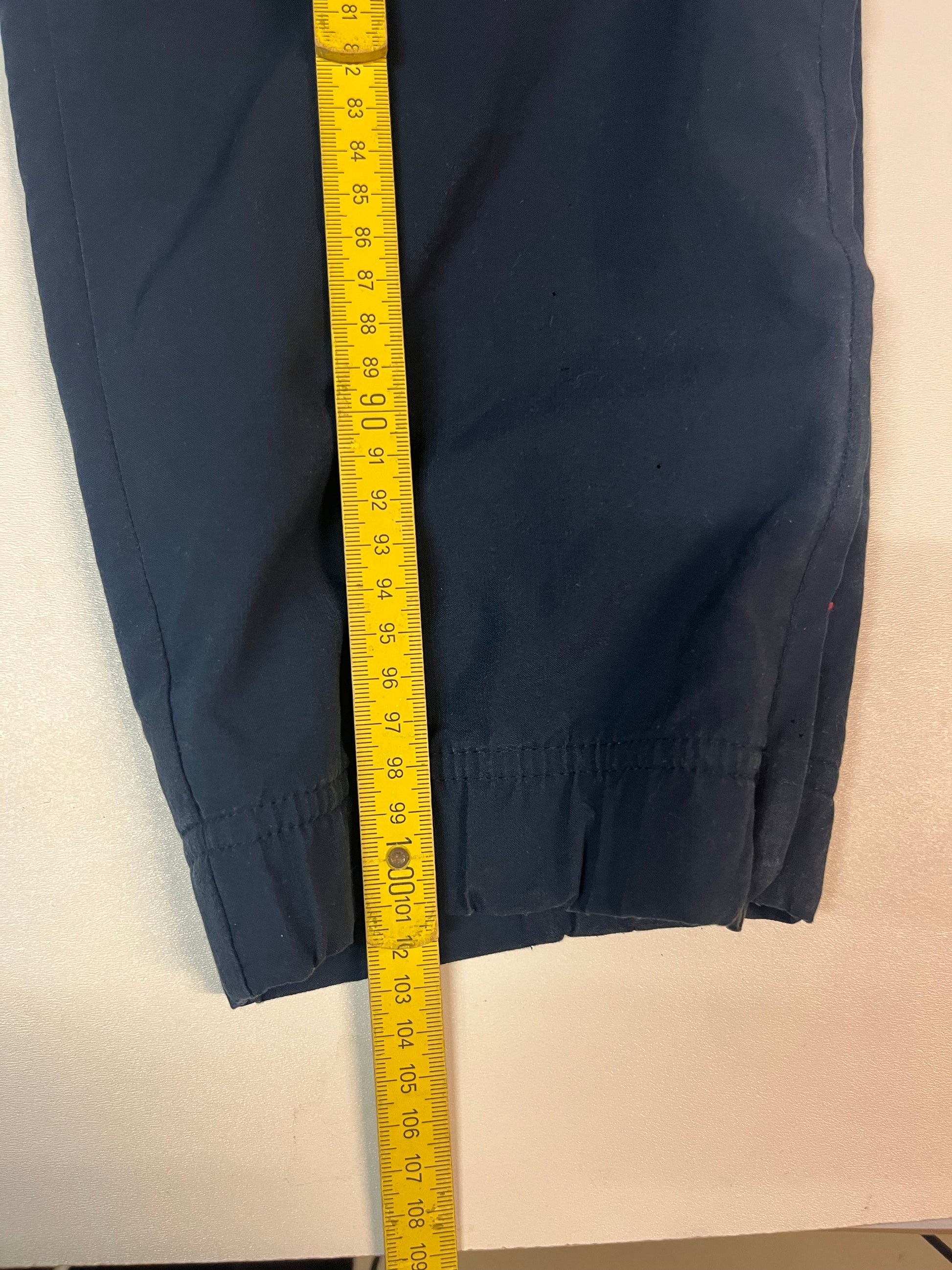 Entdecke unsere Vintage Track Pants von Nike und anderen Marken, erhältlich bei Valuxery.de - Dein Shop für trendige Vintage - Kleidung. Unsere Track Pants sind aus hochwertigen Materialien und