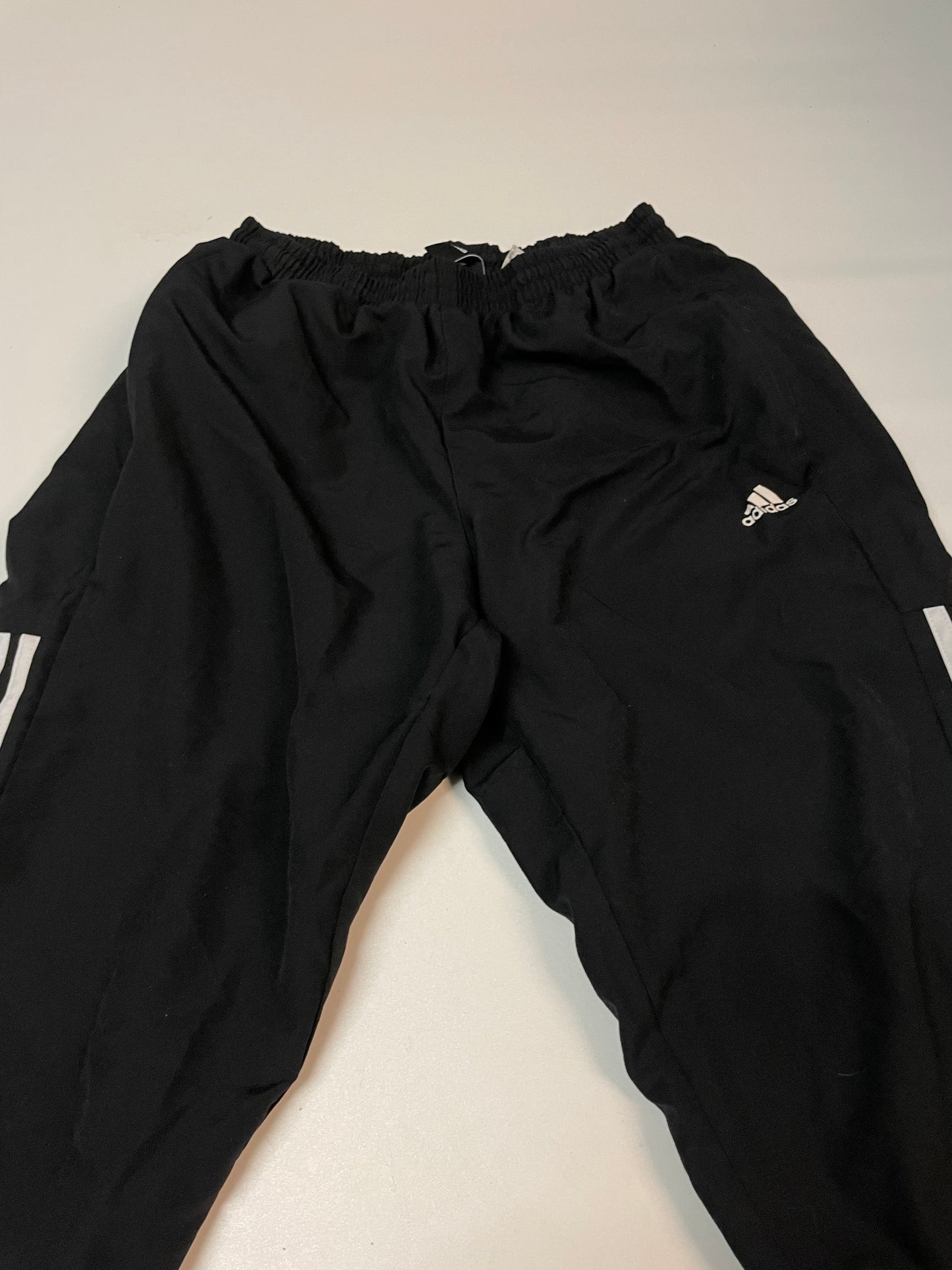 Entdecke unsere Vintage Track Pants von Nike und anderen Marken, erhältlich bei Valuxery.de - Dein Shop für trendige Vintage - Kleidung. Unsere Track Pants sind aus hochwertigen Materialien und