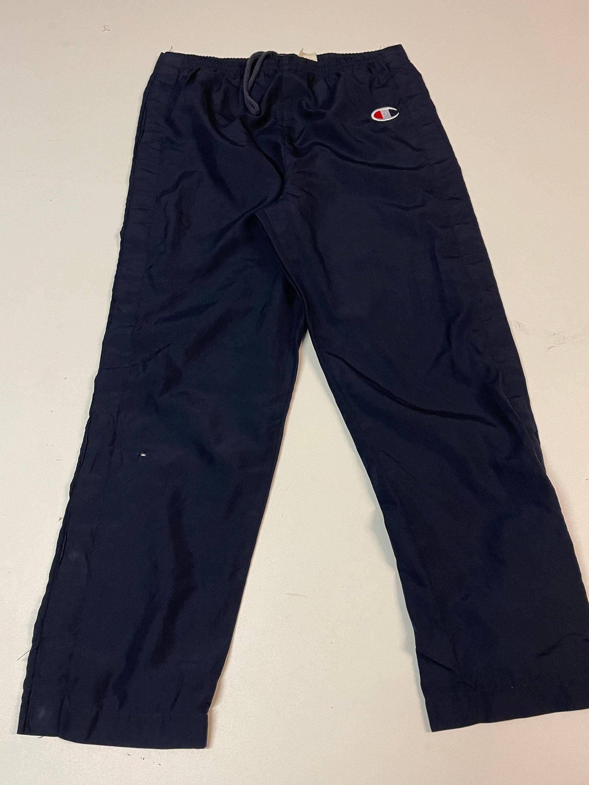 Entdecke unsere Vintage Track Pants von Nike und anderen Marken, erhältlich bei Valuxery.de - Dein Shop für trendige Vintage - Kleidung. Unsere Track Pants sind aus hochwertigen Materialien und