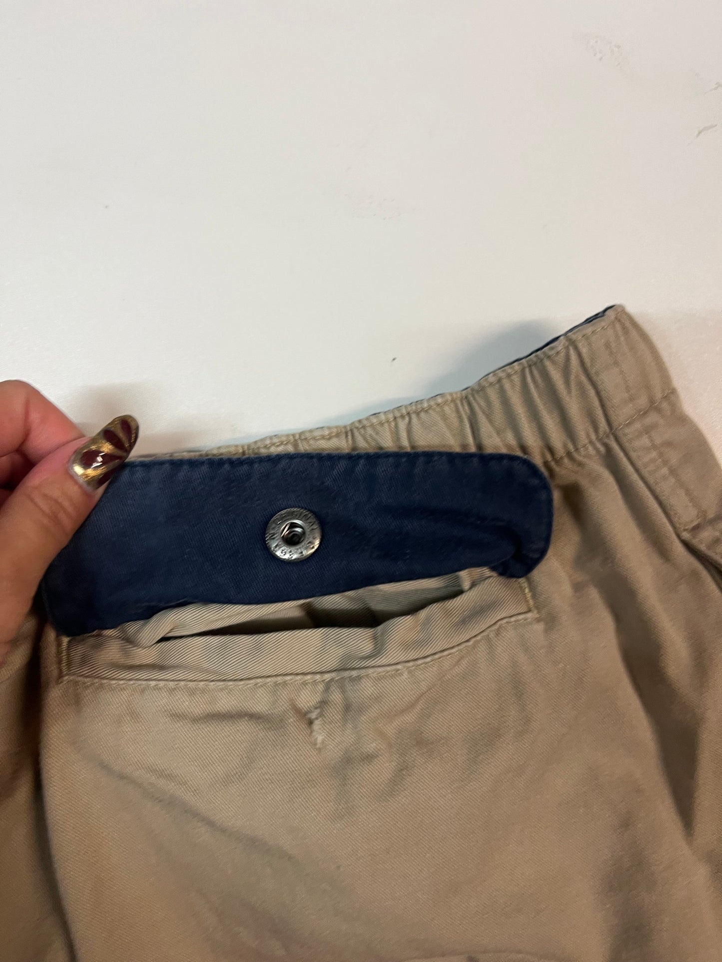 Entdecke unsere Vintage Track Pants von Nike und anderen Marken, erhältlich bei Valuxery.de - Dein Shop für trendige Vintage - Kleidung. Unsere Track Pants sind aus hochwertigen Materialien und