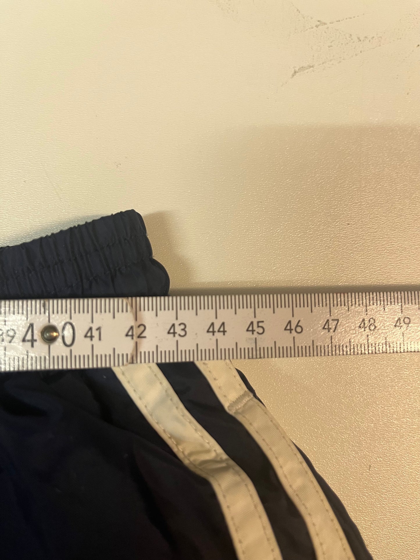 Entdecke unsere Vintage Track Pants von Nike und anderen Marken, erhältlich bei Valuxery.de - Dein Shop für trendige Vintage - Kleidung. Unsere Track Pants sind aus hochwertigen Materialien und