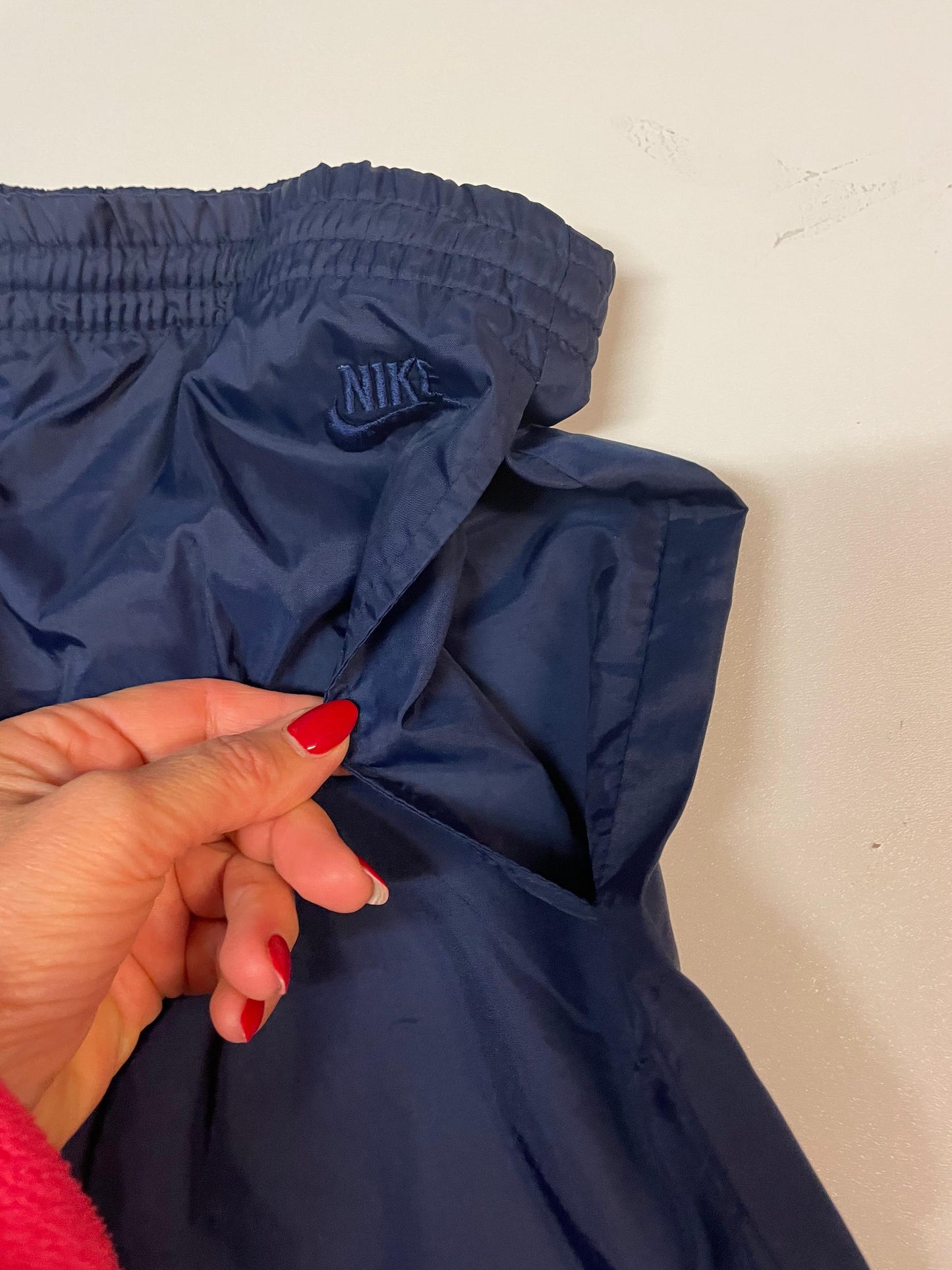 Entdecke unsere Vintage Track Pants von Nike und anderen Marken, erhältlich bei Valuxery.de - Dein Shop für trendige Vintage - Kleidung. Unsere Track Pants sind aus hochwertigen Materialien und