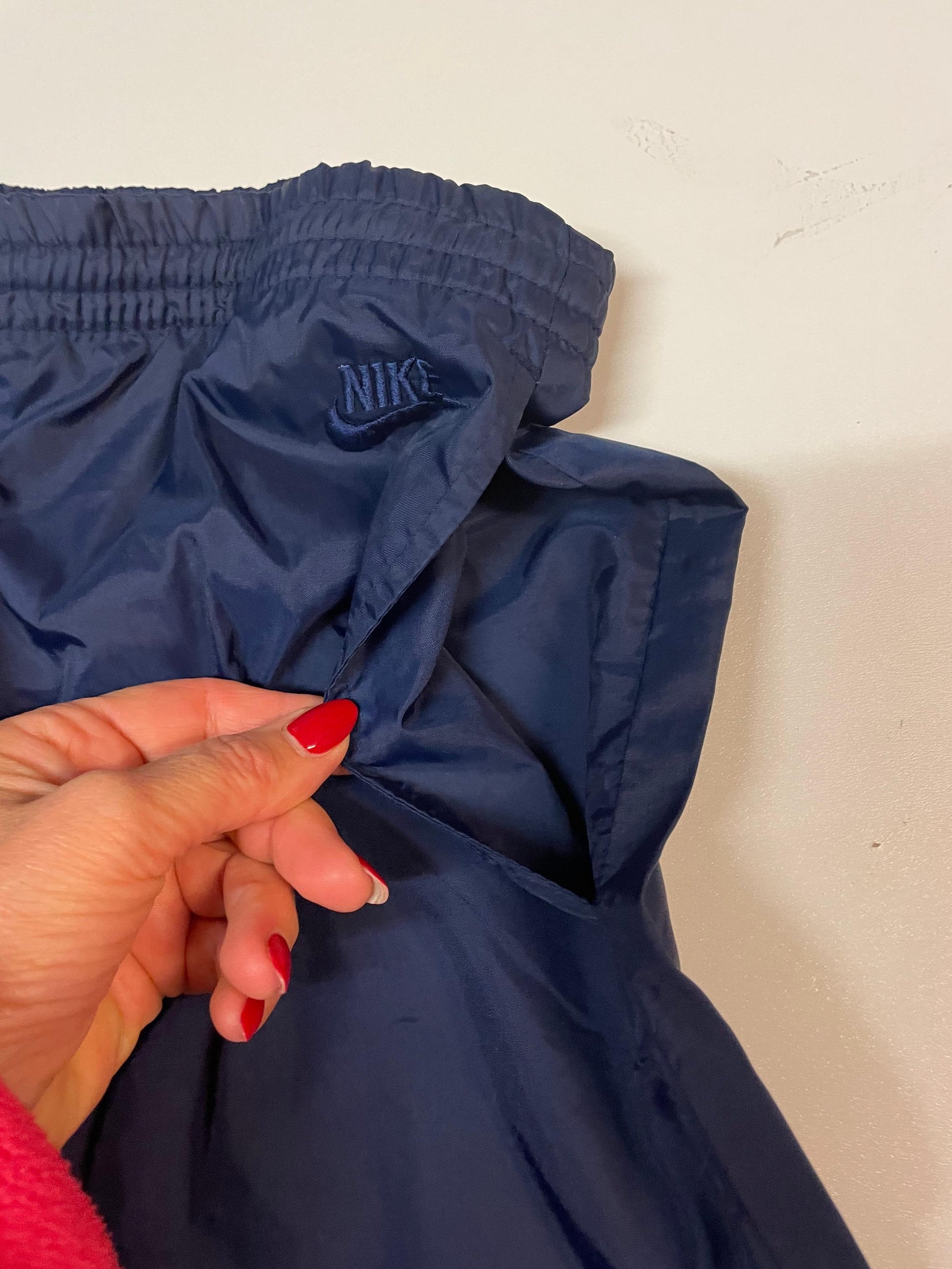 Entdecke unsere Vintage Track Pants von Nike und anderen Marken, erhältlich bei Valuxery.de - Dein Shop für trendige Vintage - Kleidung. Unsere Track Pants sind aus hochwertigen Materialien und