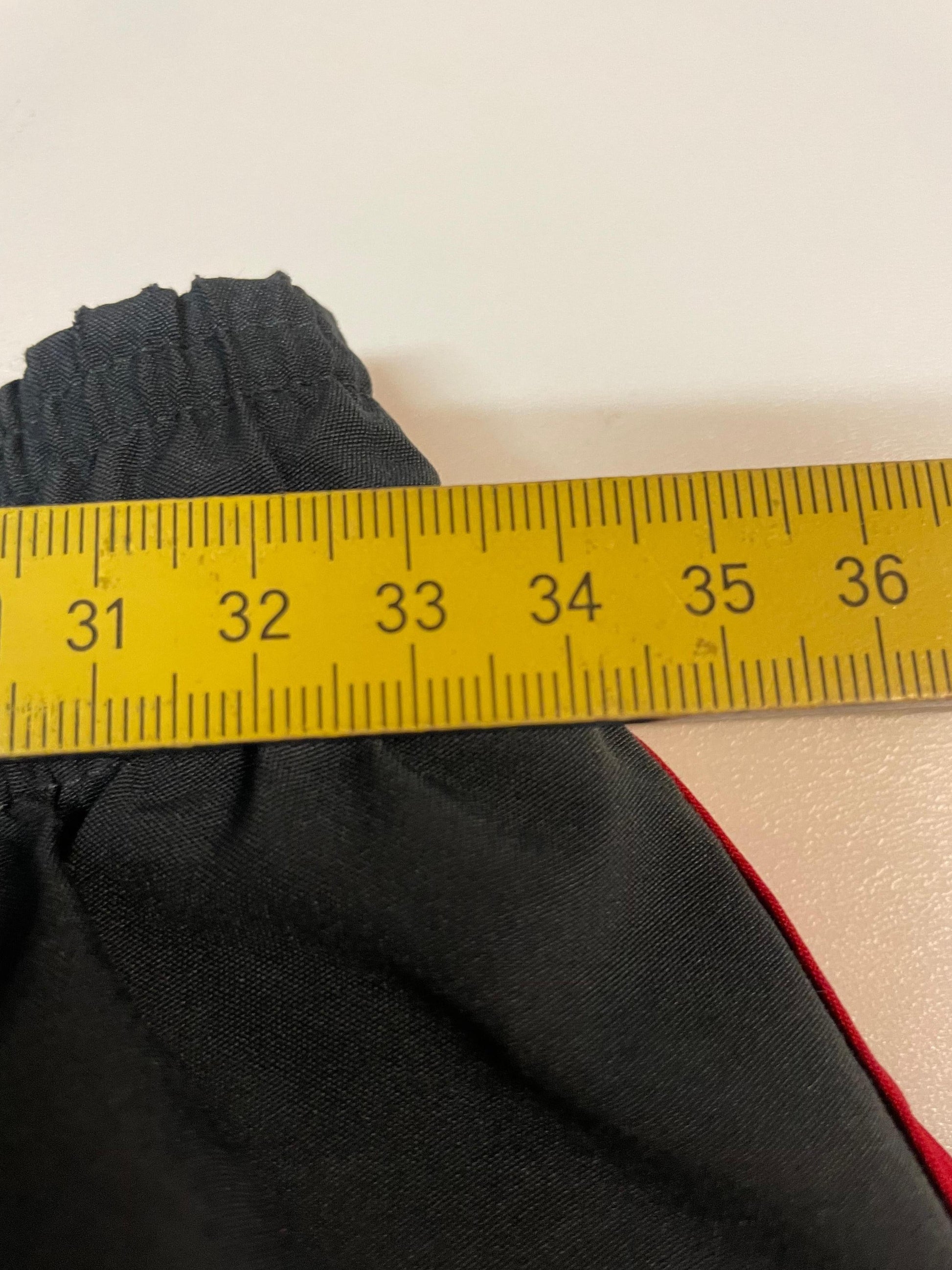 Entdecke unsere Vintage Track Pants von Nike und anderen Marken, erhältlich bei Valuxery.de - Dein Shop für trendige Vintage - Kleidung. Unsere Track Pants sind aus hochwertigen Materialien und