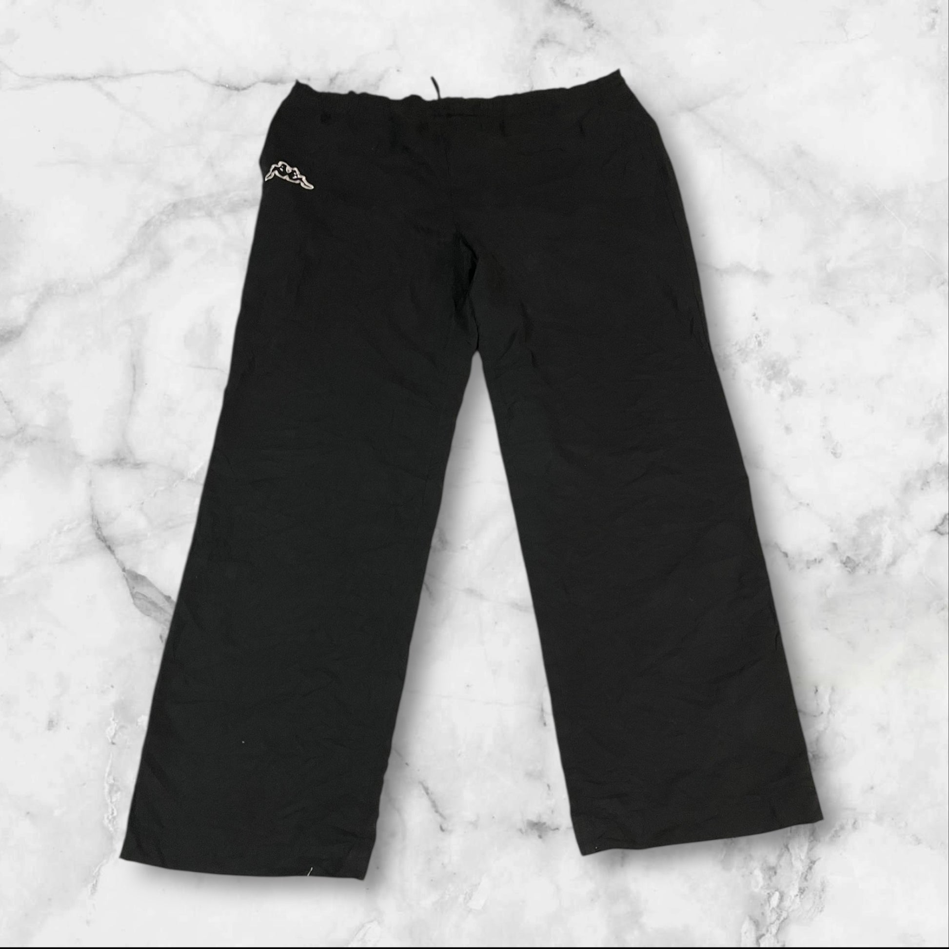 Entdecke unsere Vintage Track Pants von Nike und anderen Marken, erhältlich bei Valuxery.de - Dein Shop für trendige Vintage - Kleidung. Unsere Track Pants sind aus hochwertigen Materialien und
