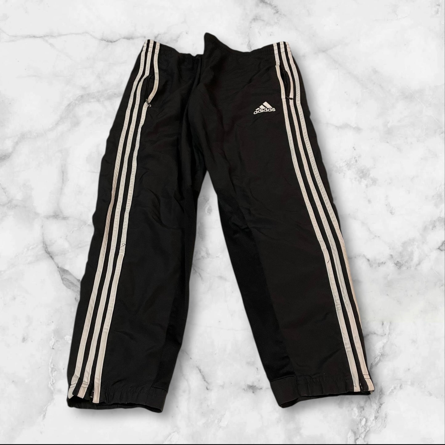Entdecke unsere Vintage Track Pants von Nike und anderen Marken, erhältlich bei Valuxery.de - Dein Shop für trendige Vintage - Kleidung. Unsere Track Pants sind aus hochwertigen Materialien und