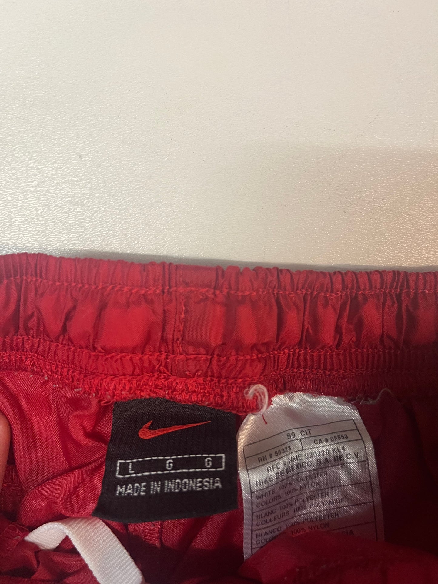 Entdecke unsere Vintage Track Pants von Nike und anderen Marken, erhältlich bei Valuxery.de - Dein Shop für trendige Vintage - Kleidung. Unsere Track Pants sind aus hochwertigen Materialien und