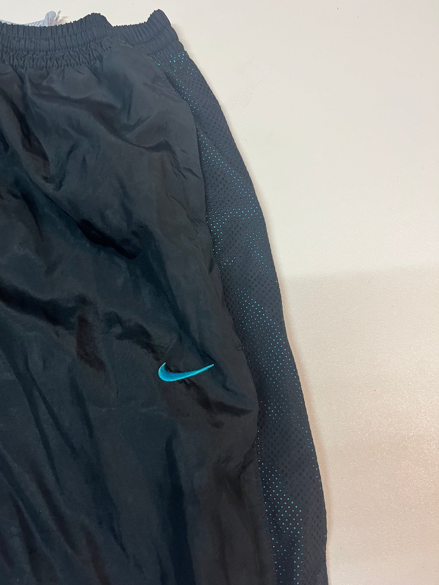 Entdecke unsere Vintage Track Pants von Nike und anderen Marken, erhältlich bei Valuxery.de - Dein Shop für trendige Vintage - Kleidung. Unsere Track Pants sind aus hochwertigen Materialien und
