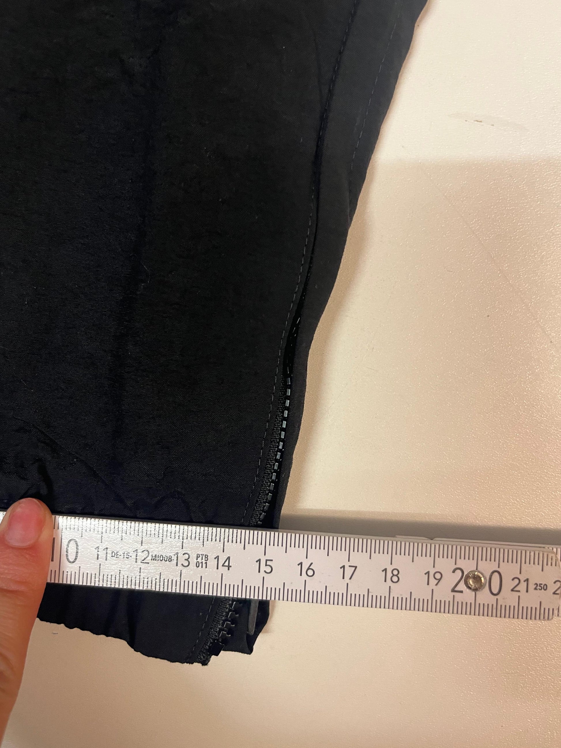 Entdecke unsere Vintage Track Pants von Nike und anderen Marken, erhältlich bei Valuxery.de - Dein Shop für trendige Vintage - Kleidung. Unsere Track Pants sind aus hochwertigen Materialien und