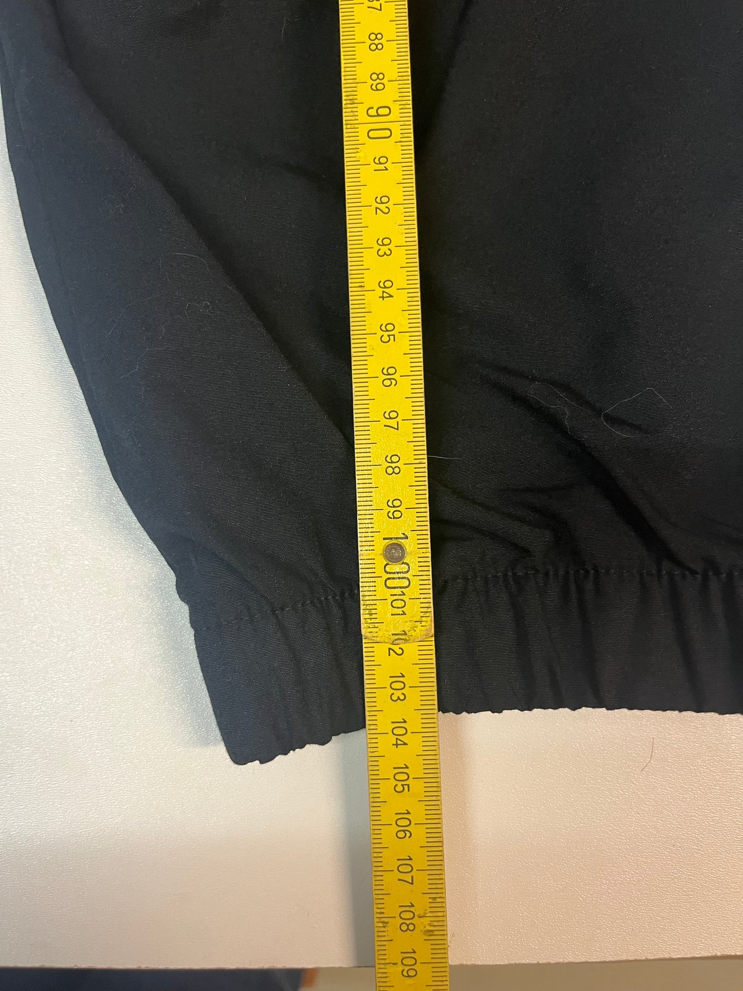 Entdecke unsere Vintage Track Pants von Nike und anderen Marken, erhältlich bei Valuxery.de - Dein Shop für trendige Vintage - Kleidung. Unsere Track Pants sind aus hochwertigen Materialien und