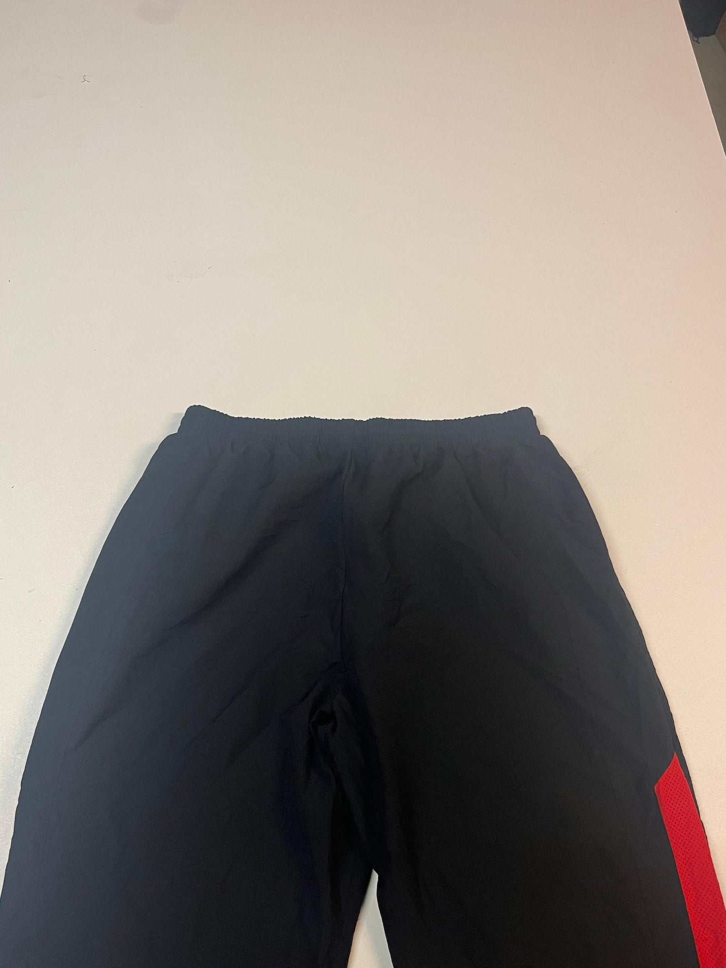 Entdecke unsere Vintage Track Pants von Nike und anderen Marken, erhältlich bei Valuxery.de - Dein Shop für trendige Vintage - Kleidung. Unsere Track Pants sind aus hochwertigen Materialien und