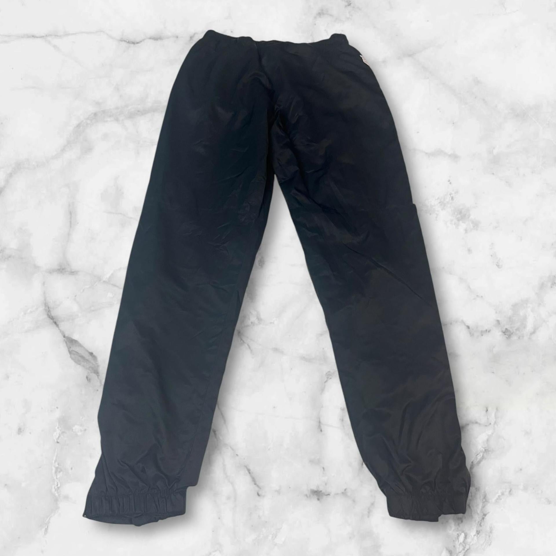 Entdecke unsere Vintage Track Pants von Nike und anderen Marken, erhältlich bei Valuxery.de - Dein Shop für trendige Vintage - Kleidung. Unsere Track Pants sind aus hochwertigen Materialien und