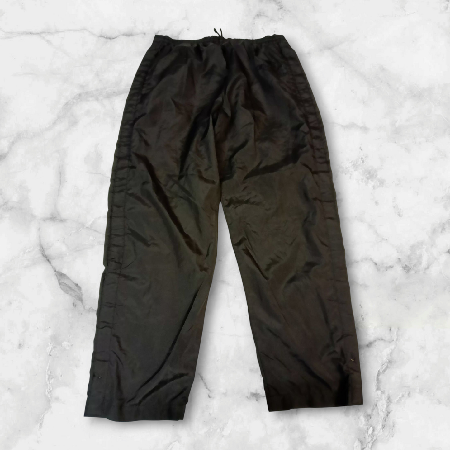 Entdecke unsere Vintage Track Pants von Nike und anderen Marken, erhältlich bei Valuxery.de - Dein Shop für trendige Vintage - Kleidung. Unsere Track Pants sind aus hochwertigen Materialien und