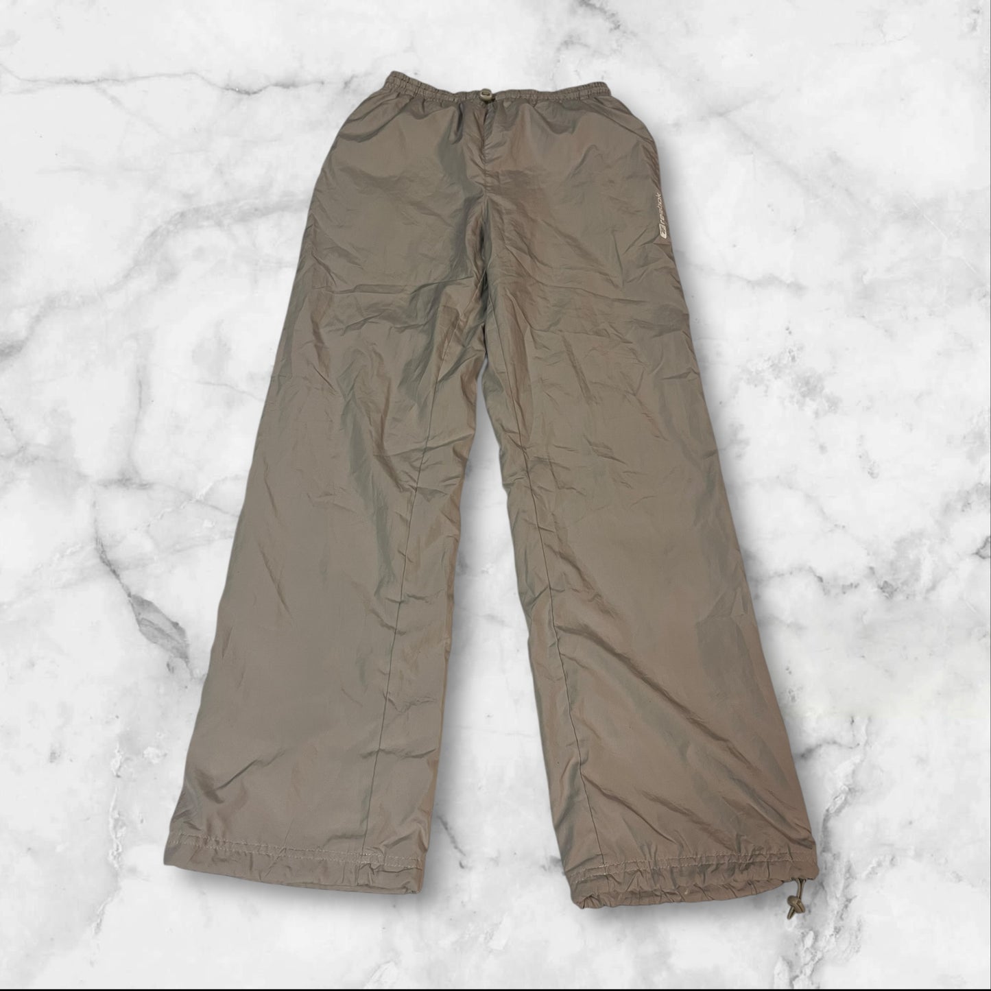 Entdecke unsere Vintage Track Pants von Nike und anderen Marken, erhältlich bei Valuxery.de - Dein Shop für trendige Vintage - Kleidung. Unsere Track Pants sind aus hochwertigen Materialien und