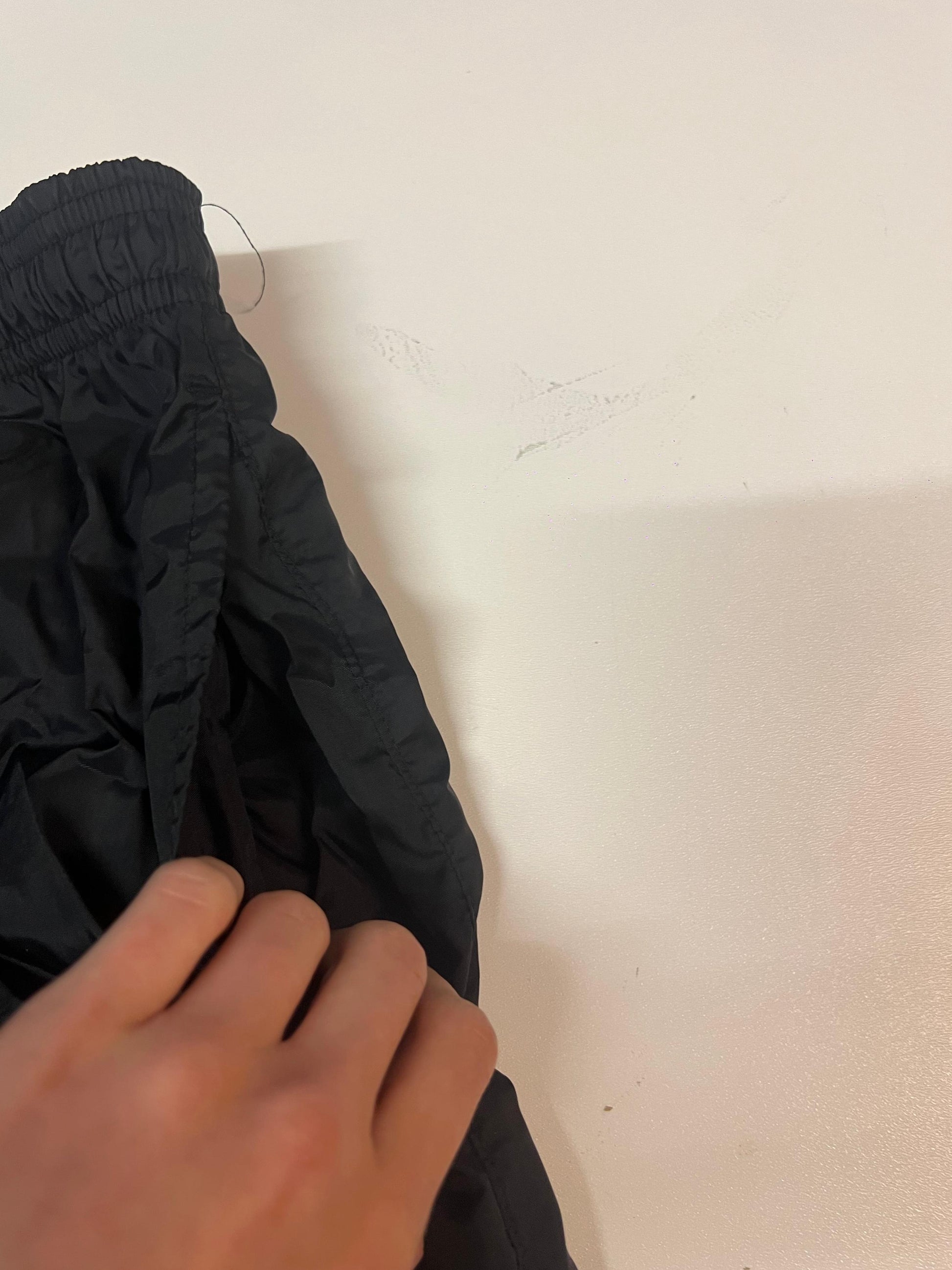 Entdecke unsere Vintage Track Pants von Nike und anderen Marken, erhältlich bei Valuxery.de - Dein Shop für trendige Vintage - Kleidung. Unsere Track Pants sind aus hochwertigen Materialien und