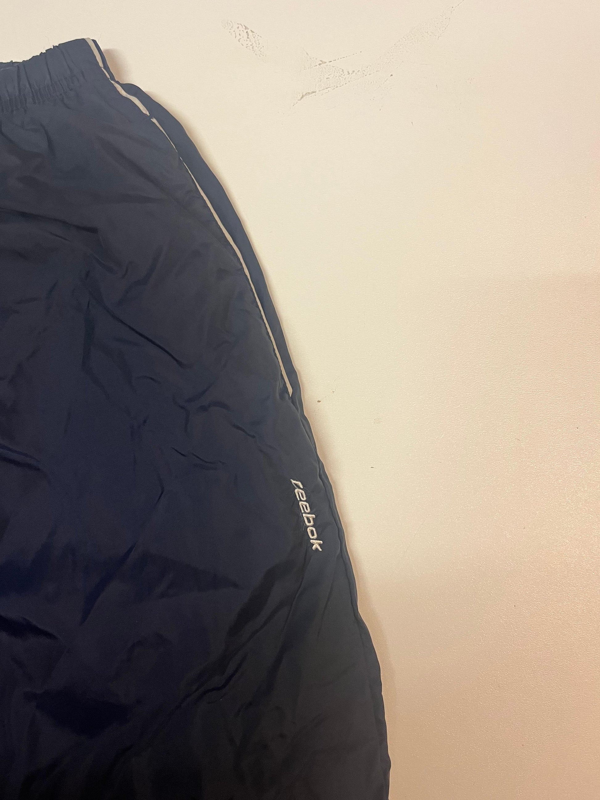 Entdecke unsere Vintage Track Pants von Nike und anderen Marken, erhältlich bei Valuxery.de - Dein Shop für trendige Vintage - Kleidung. Unsere Track Pants sind aus hochwertigen Materialien und