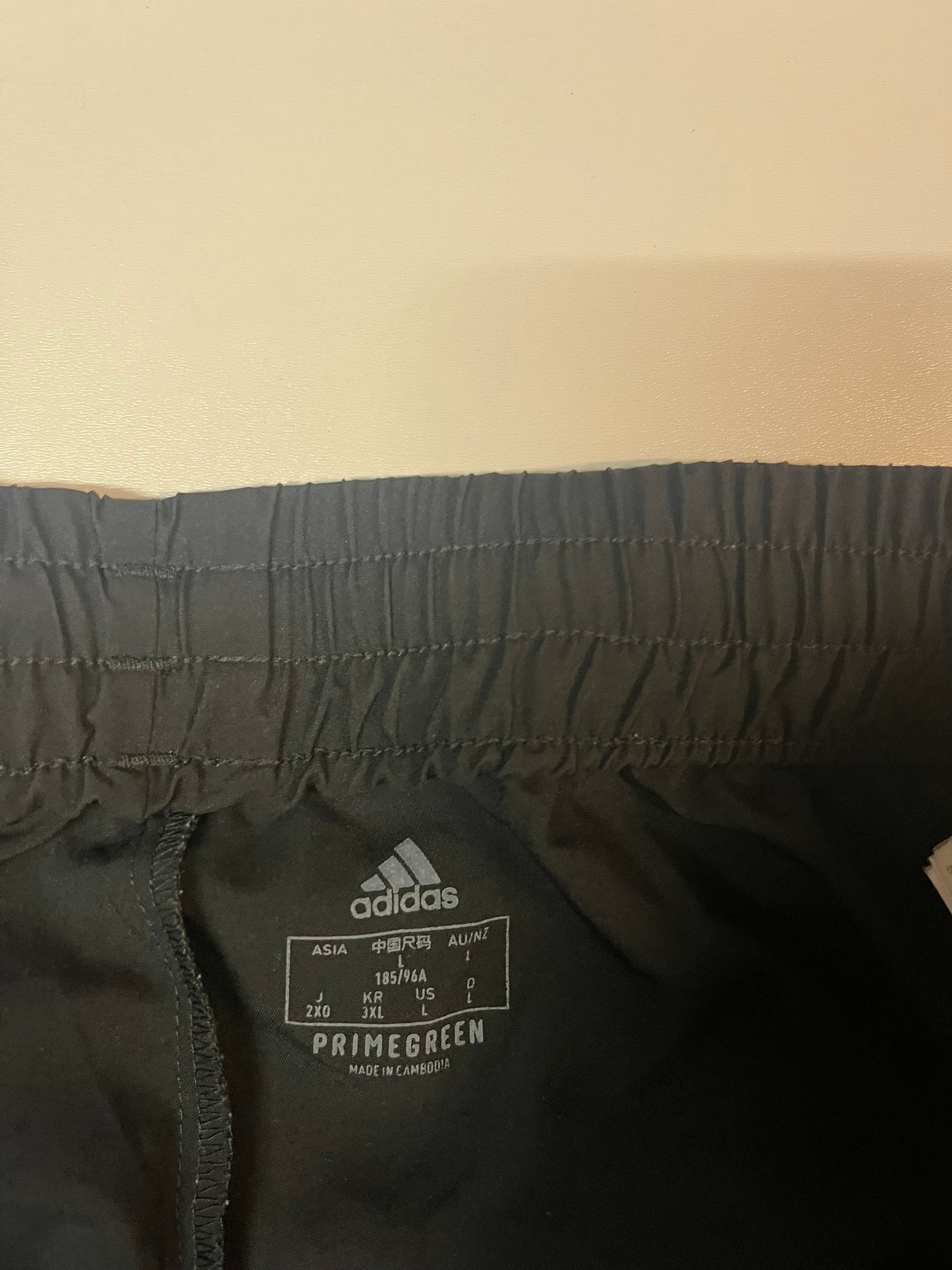 Entdecke unsere Vintage Track Pants von Nike und anderen Marken, erhältlich bei Valuxery.de - Dein Shop für trendige Vintage - Kleidung. Unsere Track Pants sind aus hochwertigen Materialien und