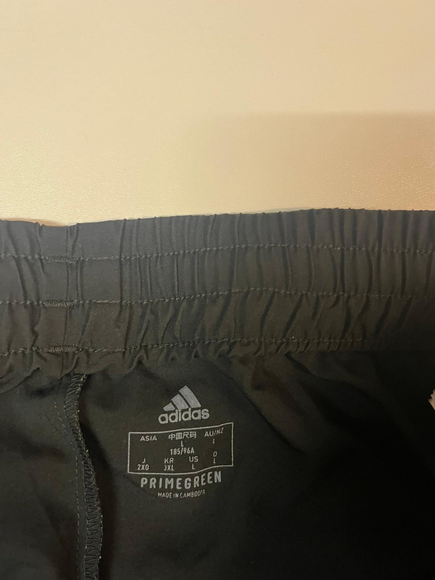 Entdecke unsere Vintage Track Pants von Nike und anderen Marken, erhältlich bei Valuxery.de - Dein Shop für trendige Vintage - Kleidung. Unsere Track Pants sind aus hochwertigen Materialien und