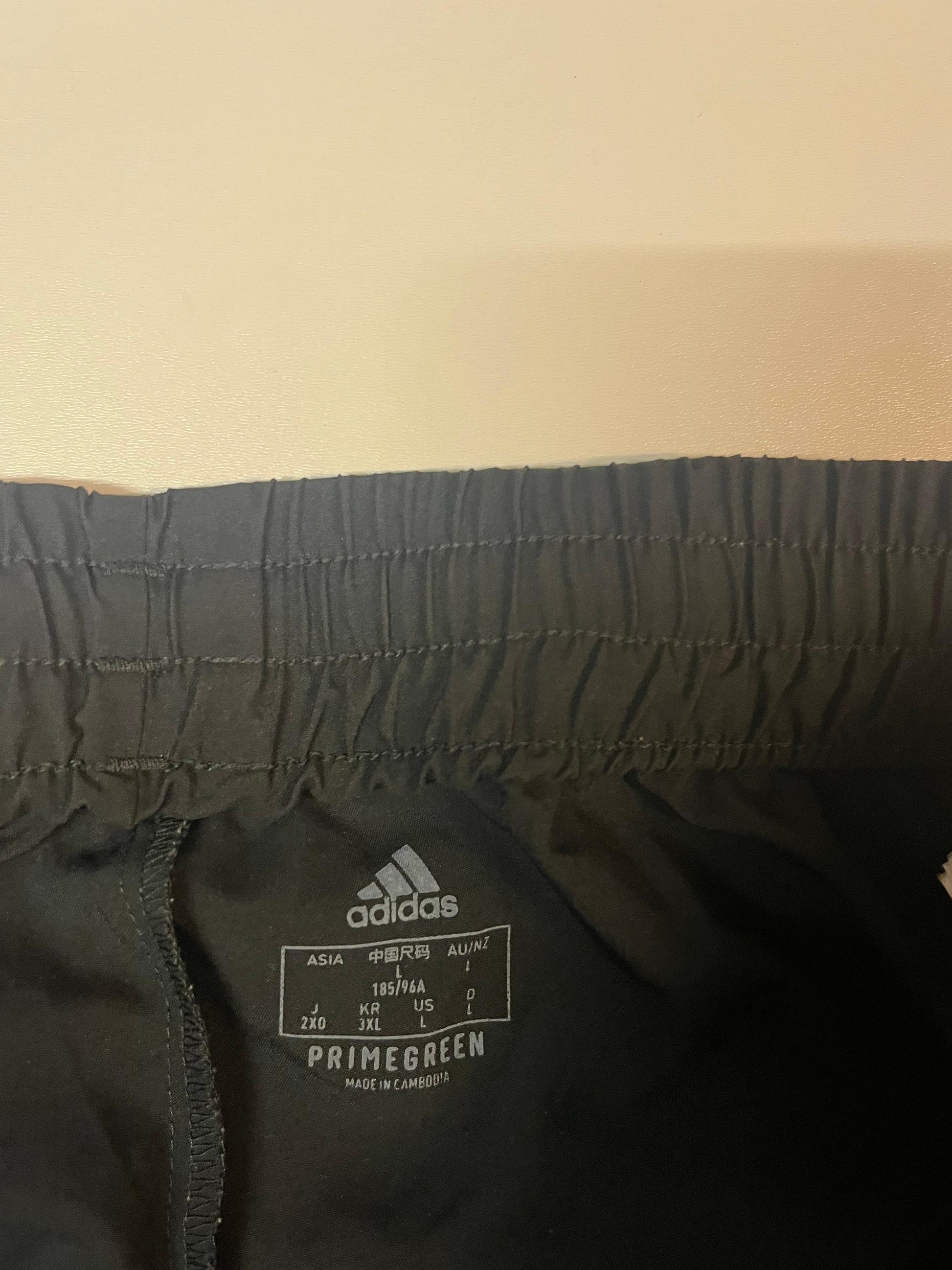 Entdecke unsere Vintage Track Pants von Nike und anderen Marken, erhältlich bei Valuxery.de - Dein Shop für trendige Vintage - Kleidung. Unsere Track Pants sind aus hochwertigen Materialien und