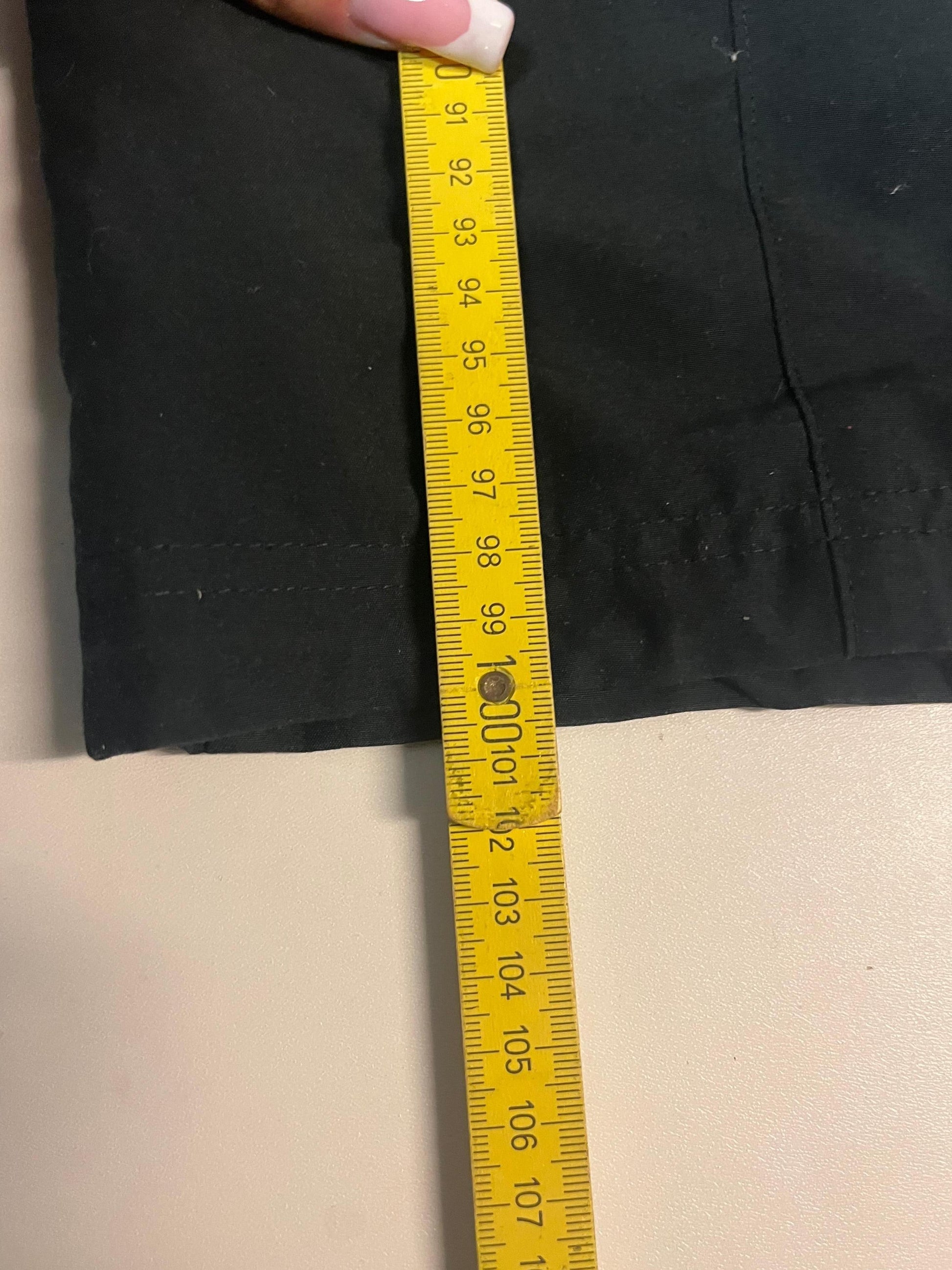 Entdecke unsere Vintage Track Pants von Nike und anderen Marken, erhältlich bei Valuxery.de - Dein Shop für trendige Vintage - Kleidung. Unsere Track Pants sind aus hochwertigen Materialien und