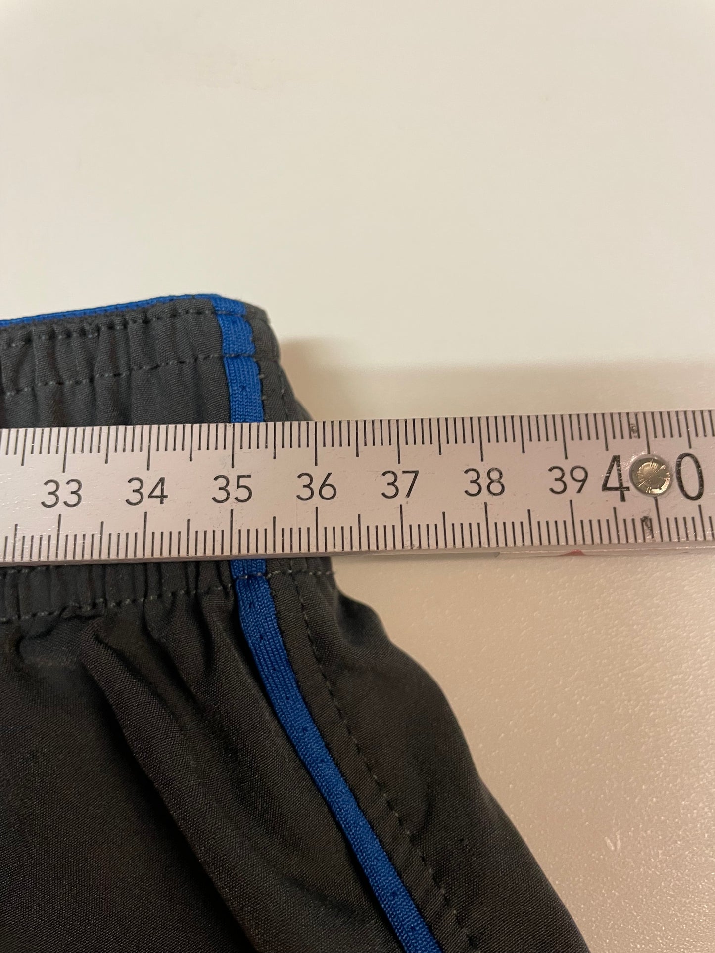 Entdecke unsere Vintage Track Pants von Nike und anderen Marken, erhältlich bei Valuxery.de - Dein Shop für trendige Vintage - Kleidung. Unsere Track Pants sind aus hochwertigen Materialien und