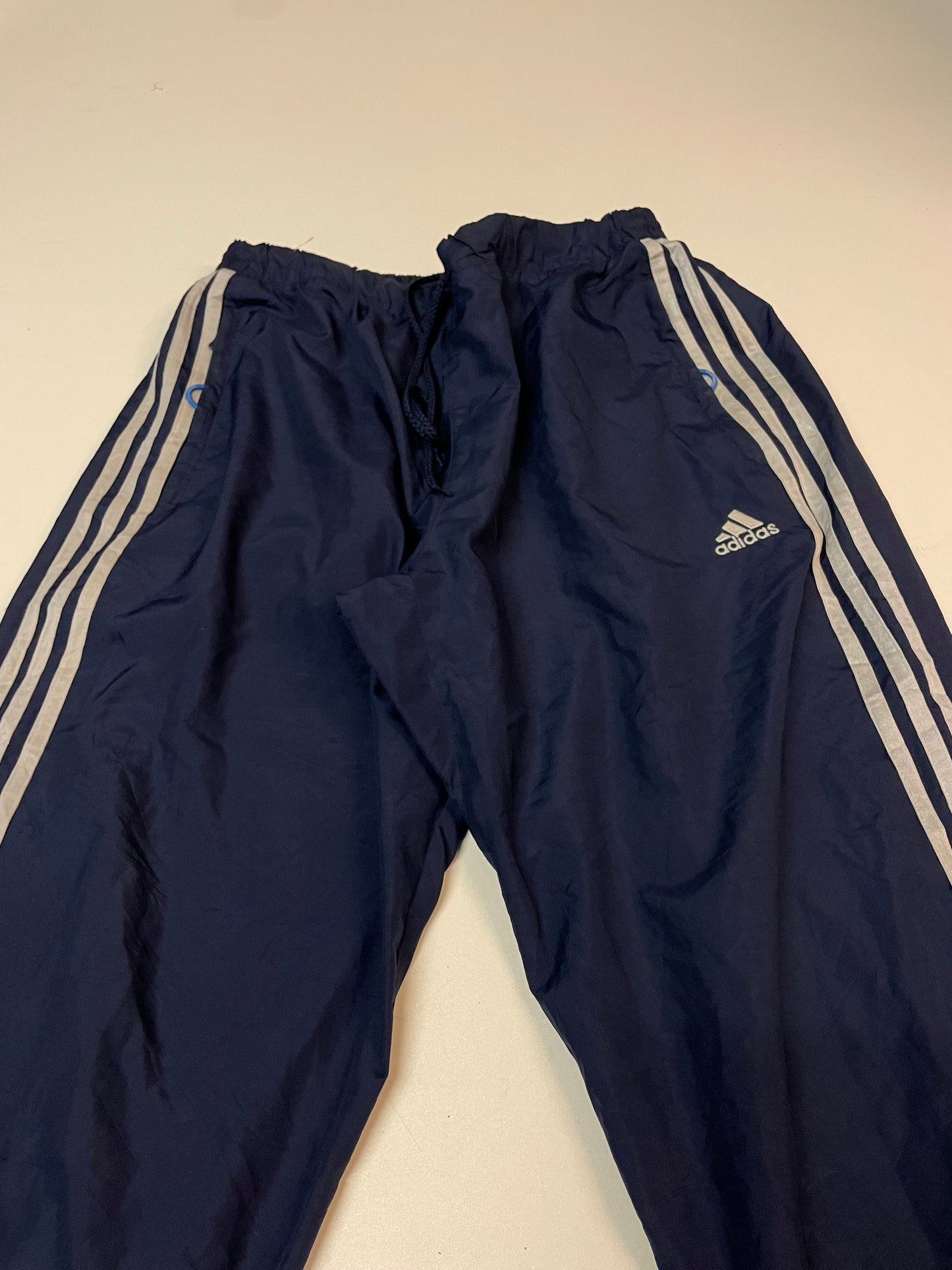 Entdecke unsere Vintage Track Pants von Nike und anderen Marken, erhältlich bei Valuxery.de - Dein Shop für trendige Vintage - Kleidung. Unsere Track Pants sind aus hochwertigen Materialien und
