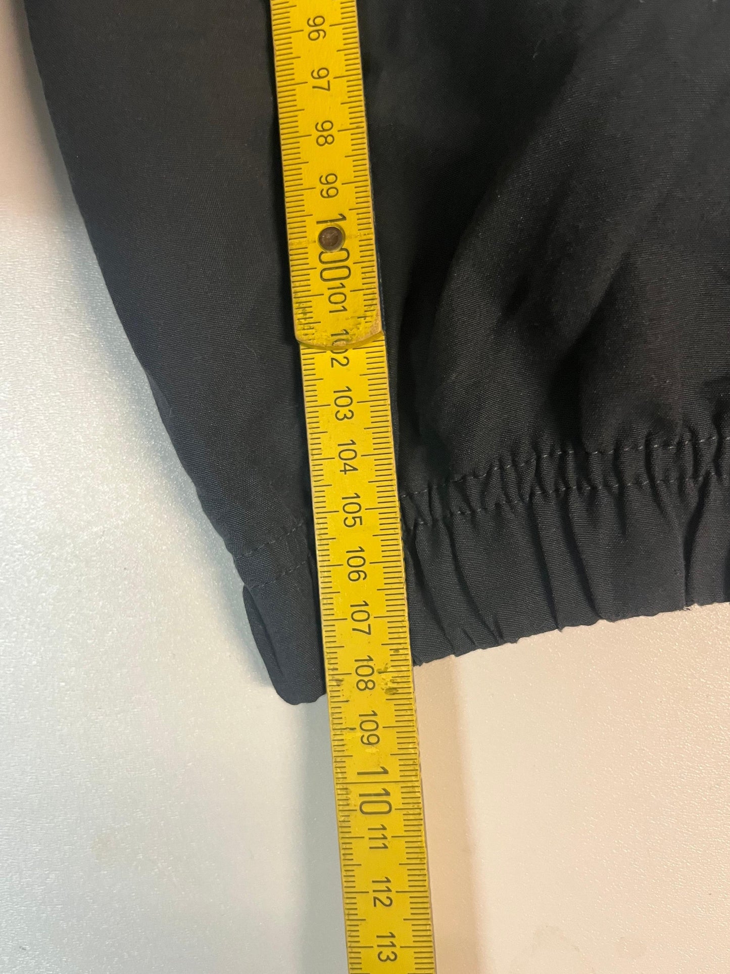 Entdecke unsere Vintage Track Pants von Nike und anderen Marken, erhältlich bei Valuxery.de - Dein Shop für trendige Vintage - Kleidung. Unsere Track Pants sind aus hochwertigen Materialien und