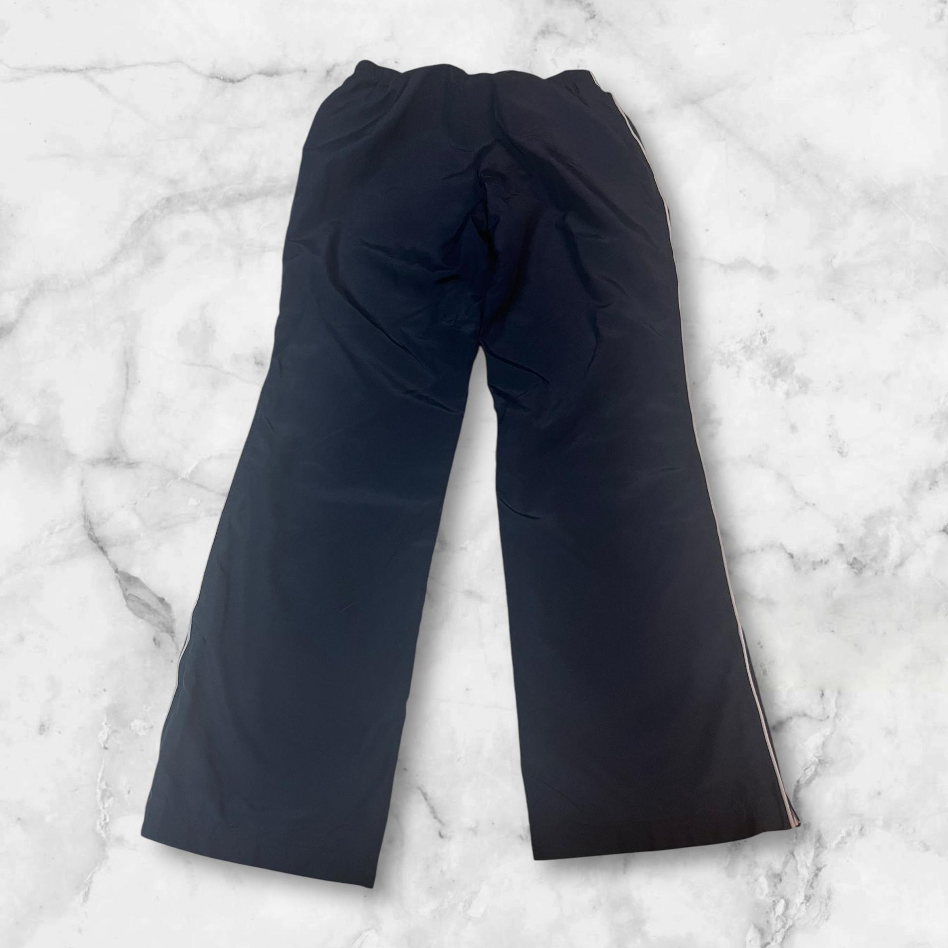 Entdecke unsere Vintage Track Pants von Nike und anderen Marken, erhältlich bei Valuxery.de - Dein Shop für trendige Vintage - Kleidung. Unsere Track Pants sind aus hochwertigen Materialien und