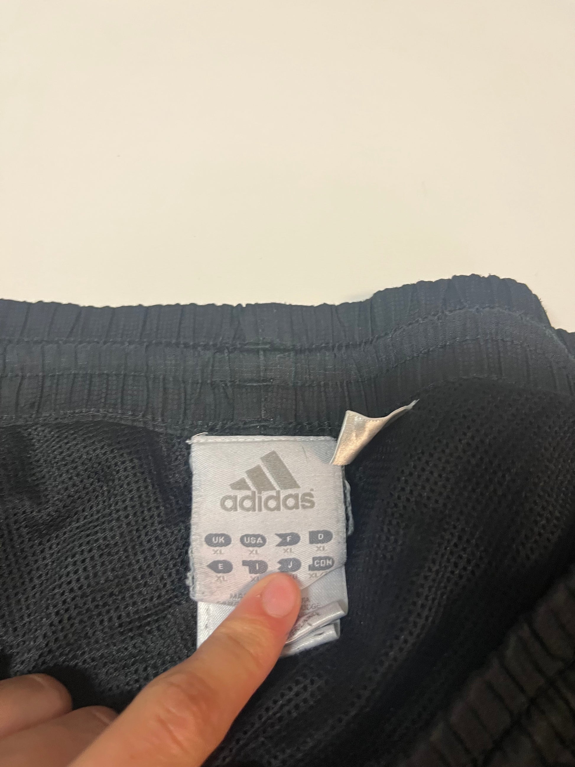 Entdecke unsere Vintage Track Pants von Nike und anderen Marken, erhältlich bei Valuxery.de - Dein Shop für trendige Vintage - Kleidung. Unsere Track Pants sind aus hochwertigen Materialien und