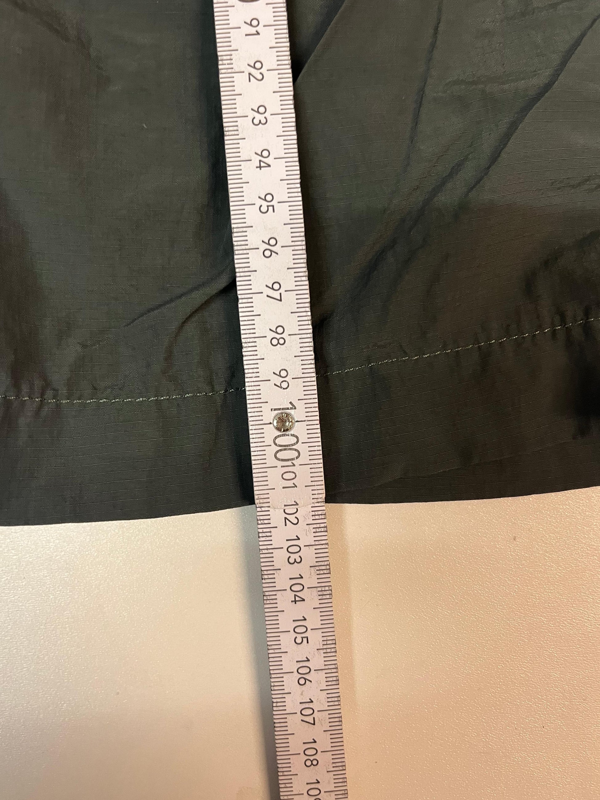 Entdecke unsere Vintage Track Pants von Nike und anderen Marken, erhältlich bei Valuxery.de - Dein Shop für trendige Vintage - Kleidung. Unsere Track Pants sind aus hochwertigen Materialien und