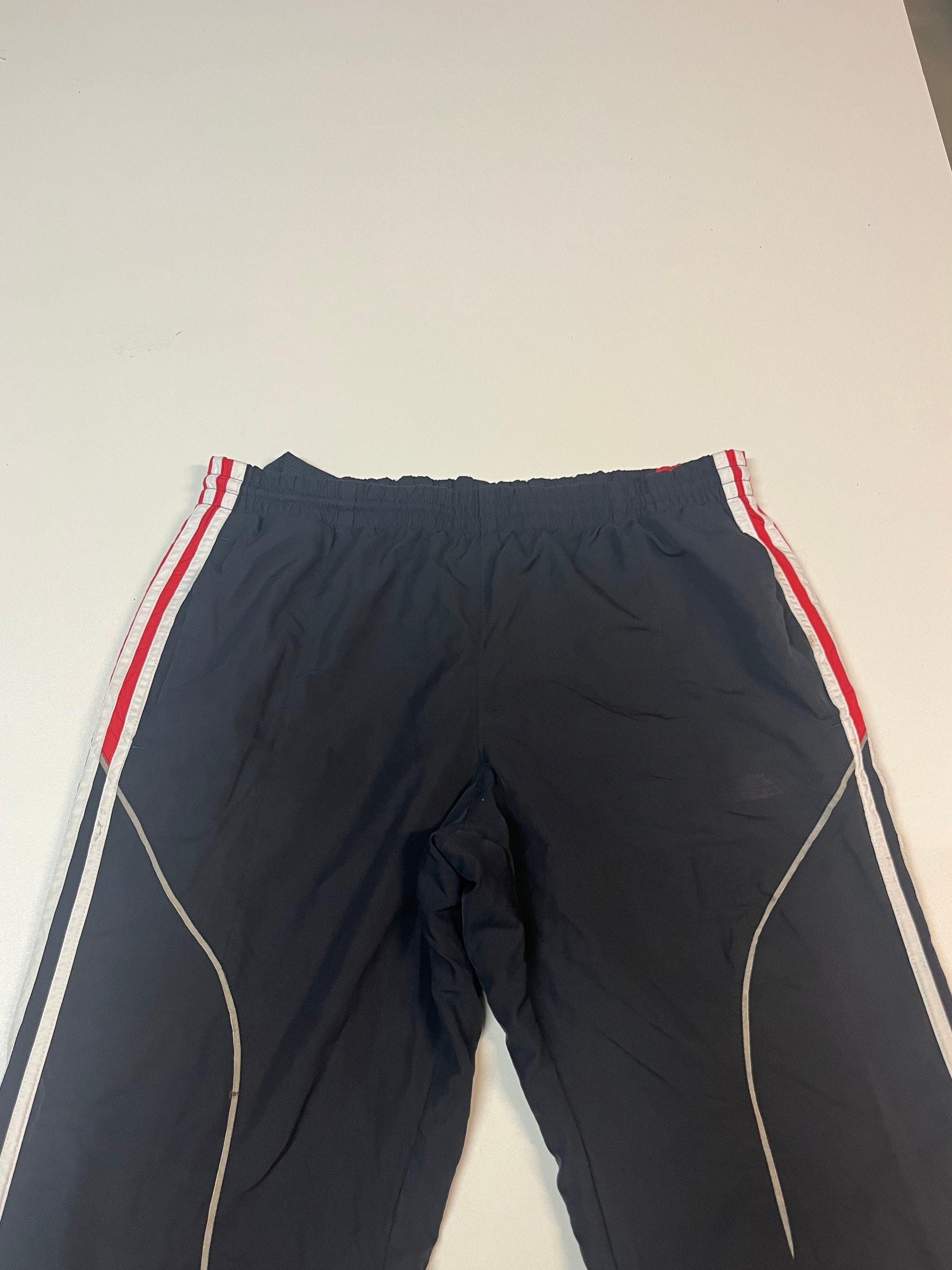 Entdecke unsere Vintage Track Pants von Nike und anderen Marken, erhältlich bei Valuxery.de - Dein Shop für trendige Vintage - Kleidung. Unsere Track Pants sind aus hochwertigen Materialien und