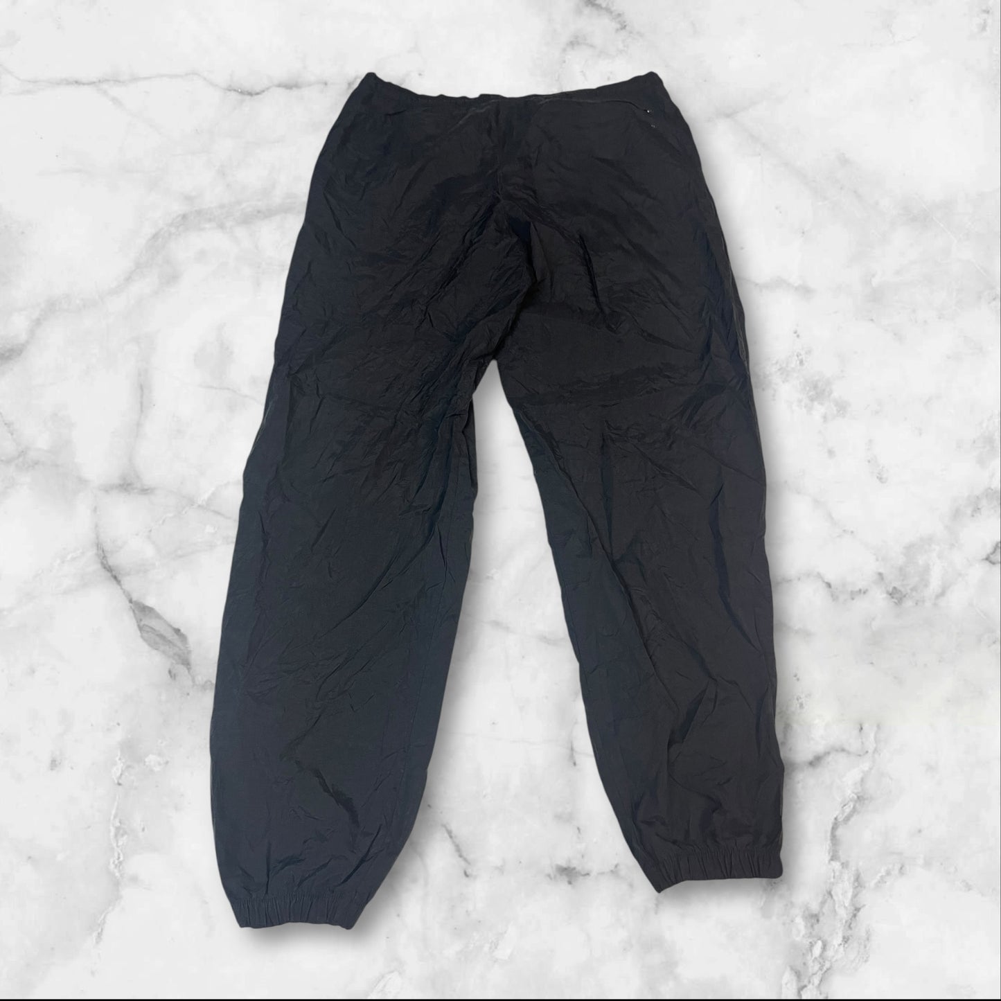 Entdecke unsere Vintage Track Pants von Nike und anderen Marken, erhältlich bei Valuxery.de - Dein Shop für trendige Vintage - Kleidung. Unsere Track Pants sind aus hochwertigen Materialien und