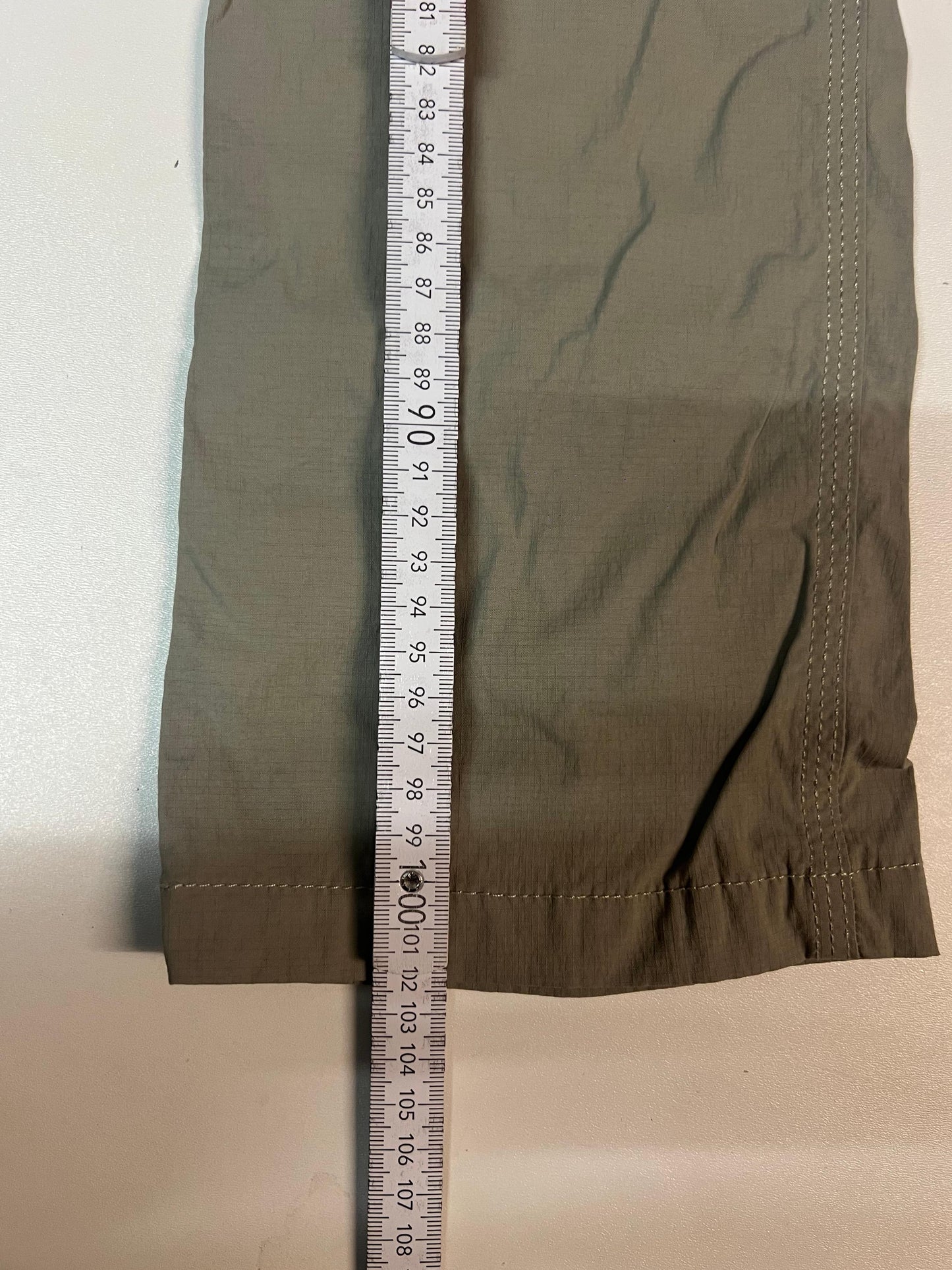 Entdecke unsere Vintage Track Pants von Nike und anderen Marken, erhältlich bei Valuxery.de - Dein Shop für trendige Vintage - Kleidung. Unsere Track Pants sind aus hochwertigen Materialien und