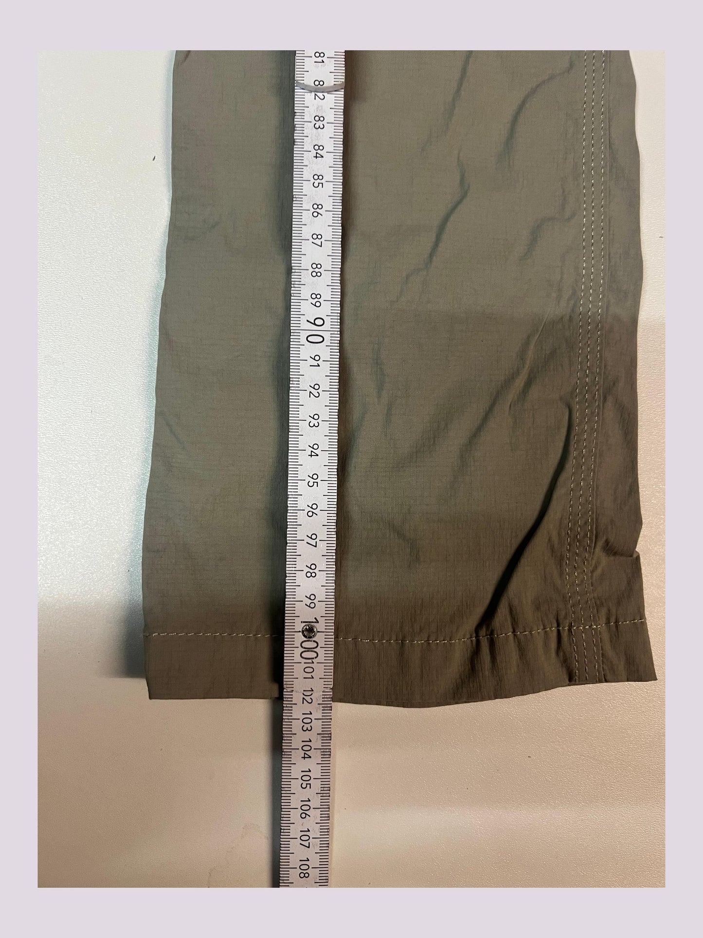 Entdecke unsere Vintage Track Pants von Nike und anderen Marken, erhältlich bei Valuxery.de - Dein Shop für trendige Vintage - Kleidung. Unsere Track Pants sind aus hochwertigen Materialien und