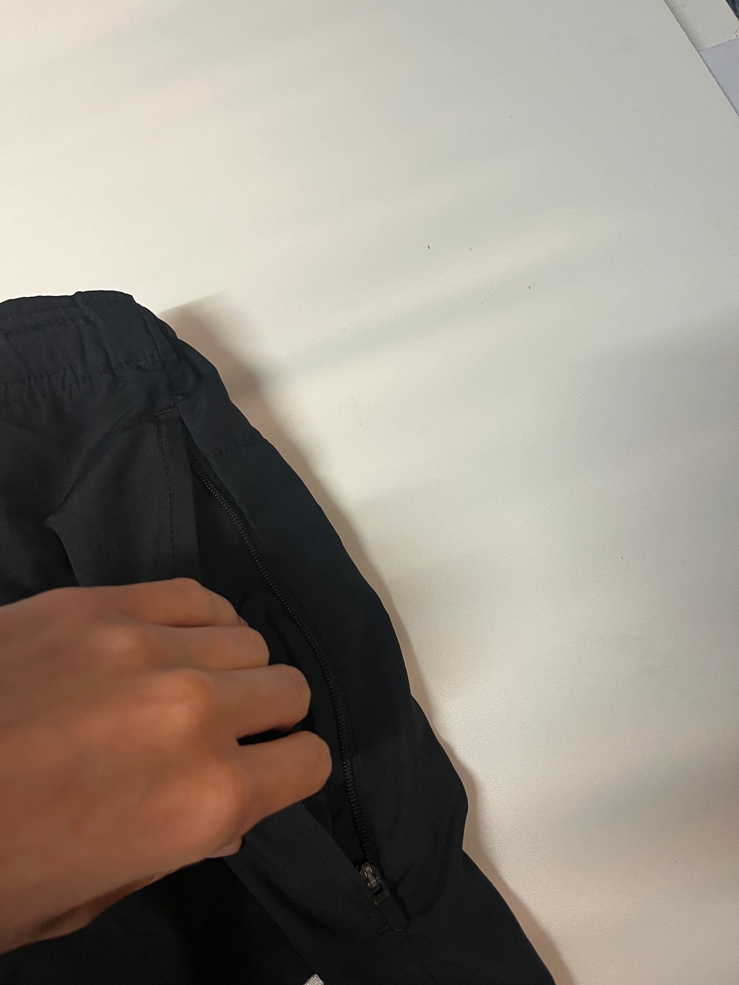 Entdecke unsere Vintage Track Pants von Nike und anderen Marken, erhältlich bei Valuxery.de - Dein Shop für trendige Vintage - Kleidung. Unsere Track Pants sind aus hochwertigen Materialien und