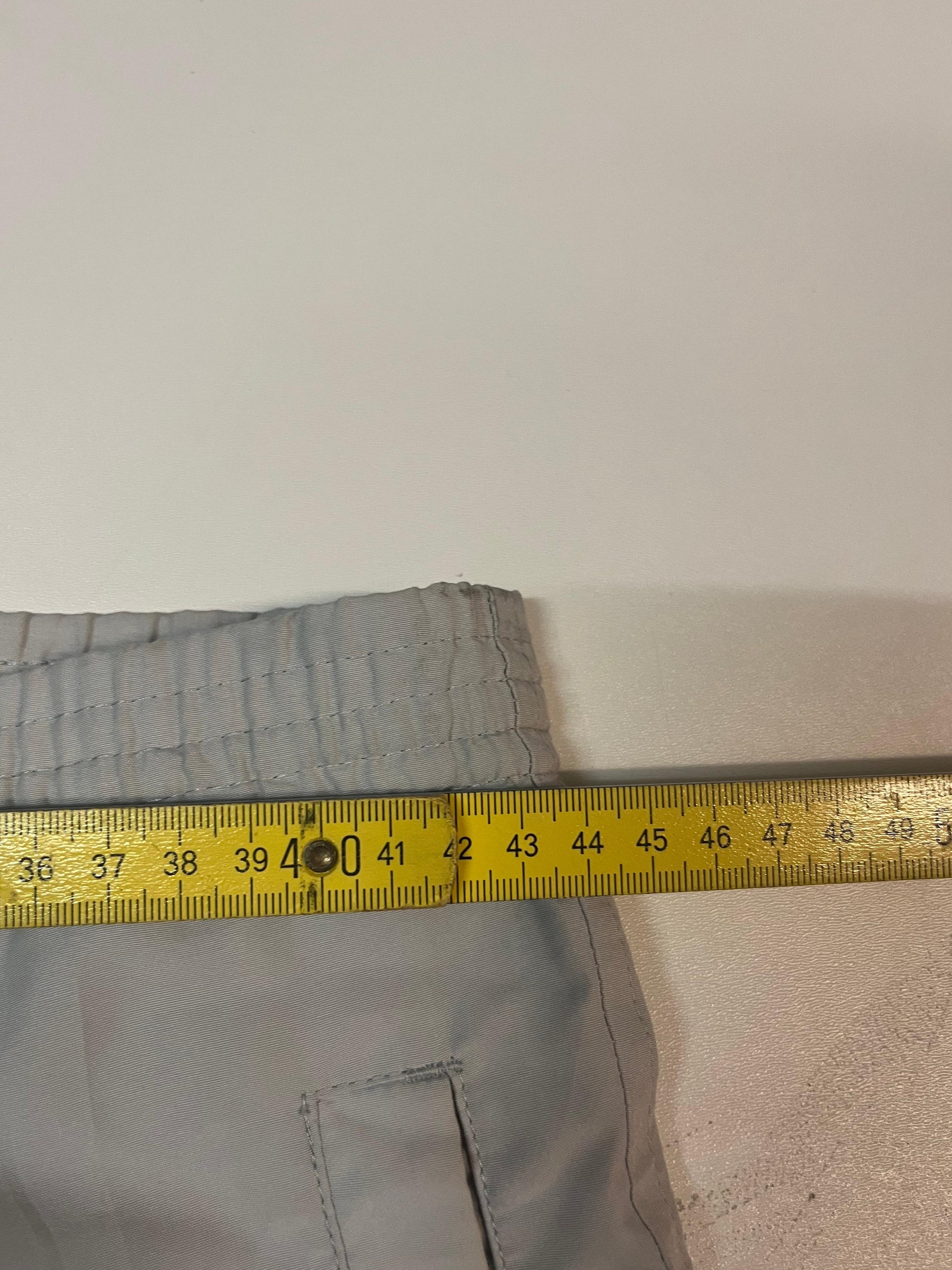 Entdecke unsere Vintage Track Pants von Nike und anderen Marken, erhältlich bei Valuxery.de - Dein Shop für trendige Vintage - Kleidung. Unsere Track Pants sind aus hochwertigen Materialien und