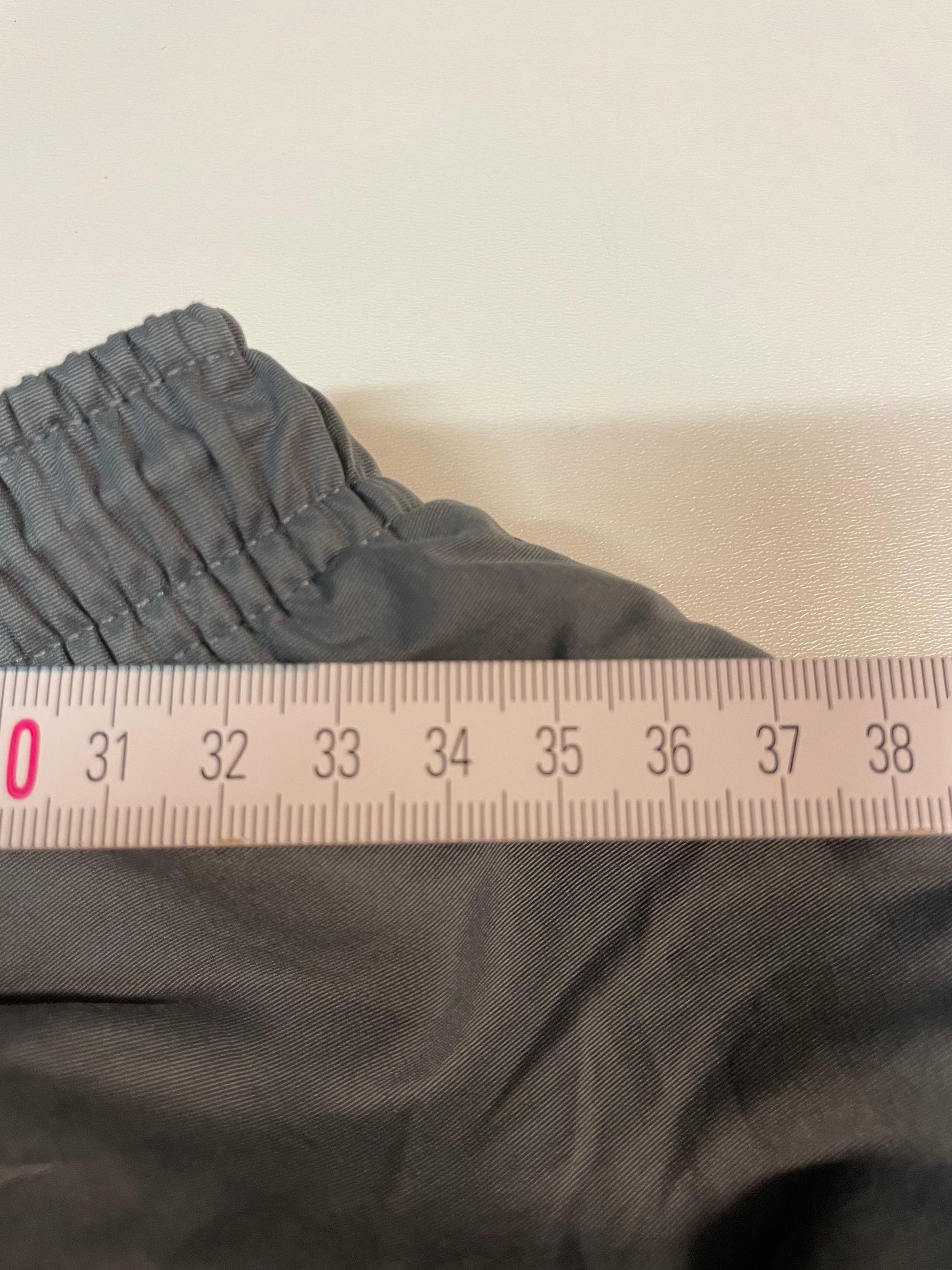 Entdecke unsere Vintage Track Pants von Nike und anderen Marken, erhältlich bei Valuxery.de - Dein Shop für trendige Vintage - Kleidung. Unsere Track Pants sind aus hochwertigen Materialien und