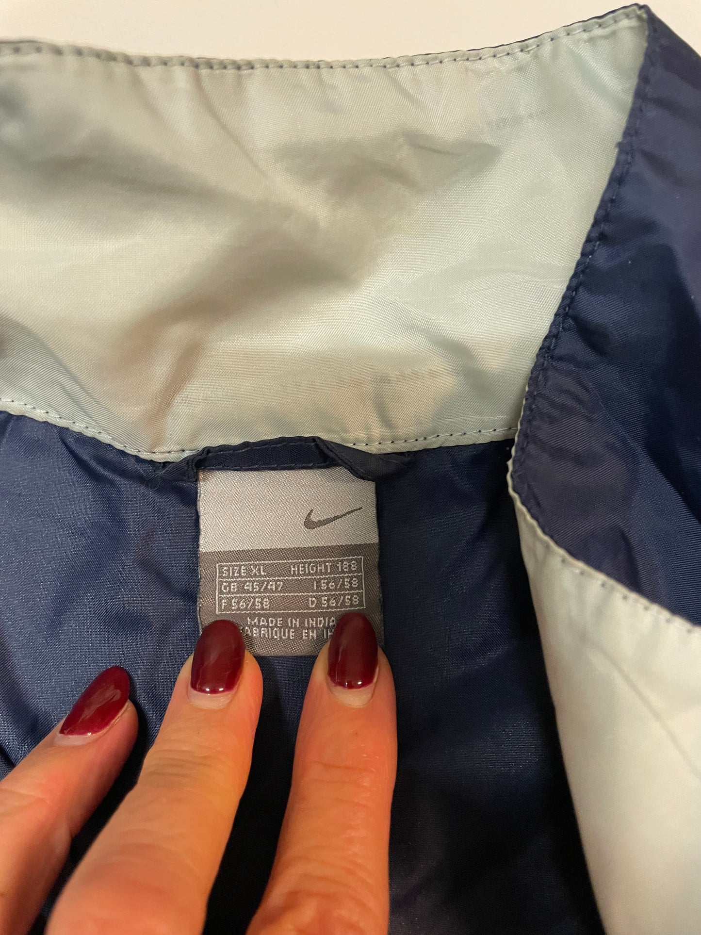 Entdecke unsere Vintage Track Pants von Nike und anderen Marken, erhältlich bei Valuxery.de - Dein Shop für trendige Vintage - Kleidung. Unsere Track Pants sind aus hochwertigen Materialien und