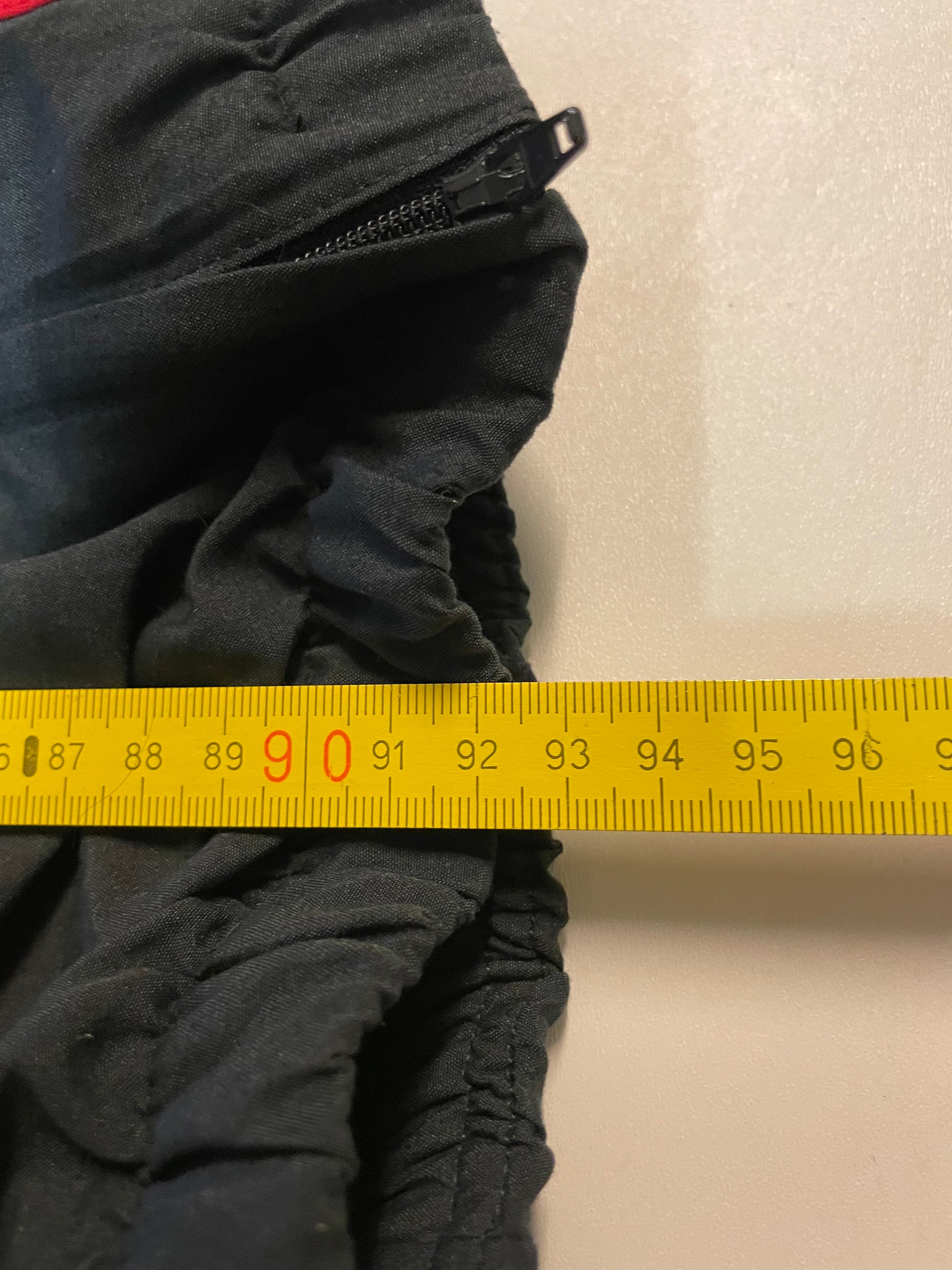 Entdecke unsere Vintage Track Pants von Nike und anderen Marken, erhältlich bei Valuxery.de - Dein Shop für trendige Vintage - Kleidung. Unsere Track Pants sind aus hochwertigen Materialien und